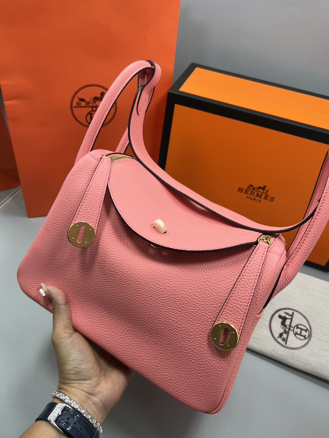 พร้อมส่ง 15 สี HERMES Lindy 26 bag กระเป๋าทรงโท้ทหนังสวยอย่างดี เอกลักษณ์ของความเรียบหรูไฮคลาสอย่างสมบูรณ์แบบ เกรดออริ สลับแท้ งานสวยตามรูป ใช้งานต่างประเทศได้