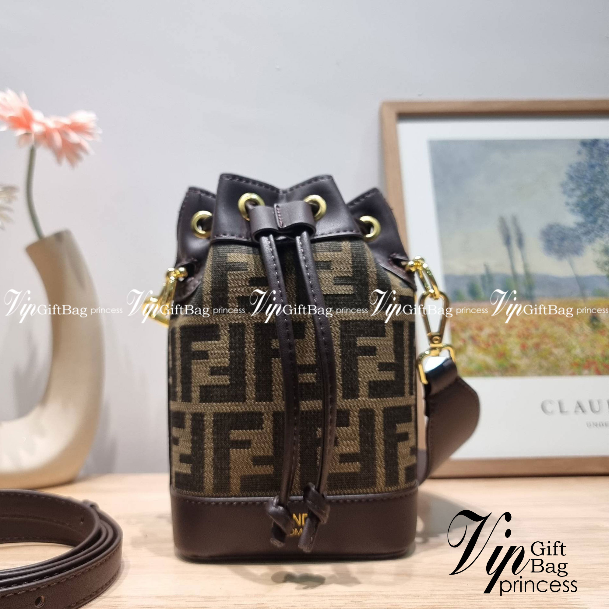 FENDI MINI BUCKET BAG / Fendi Mon Tresor Mini Brown Bag กระเป๋าสะพายทรงขนมจีบยอดฮิต ไซส์มินิ ที่น่ารักน่าใช้มาก ดีไซน์สวยอยู่ทรง วัสดุผ้าแคนวาสสลับหนังแท้ ดีเทลห่วงคล้องอะไหล่สวยหรู มาพร้อมสายสั้นคบ้องแขน และสายครอสบอดี้สำหรับสะพายข้าง สลับใช้ได้ไม่จำเจ ภ