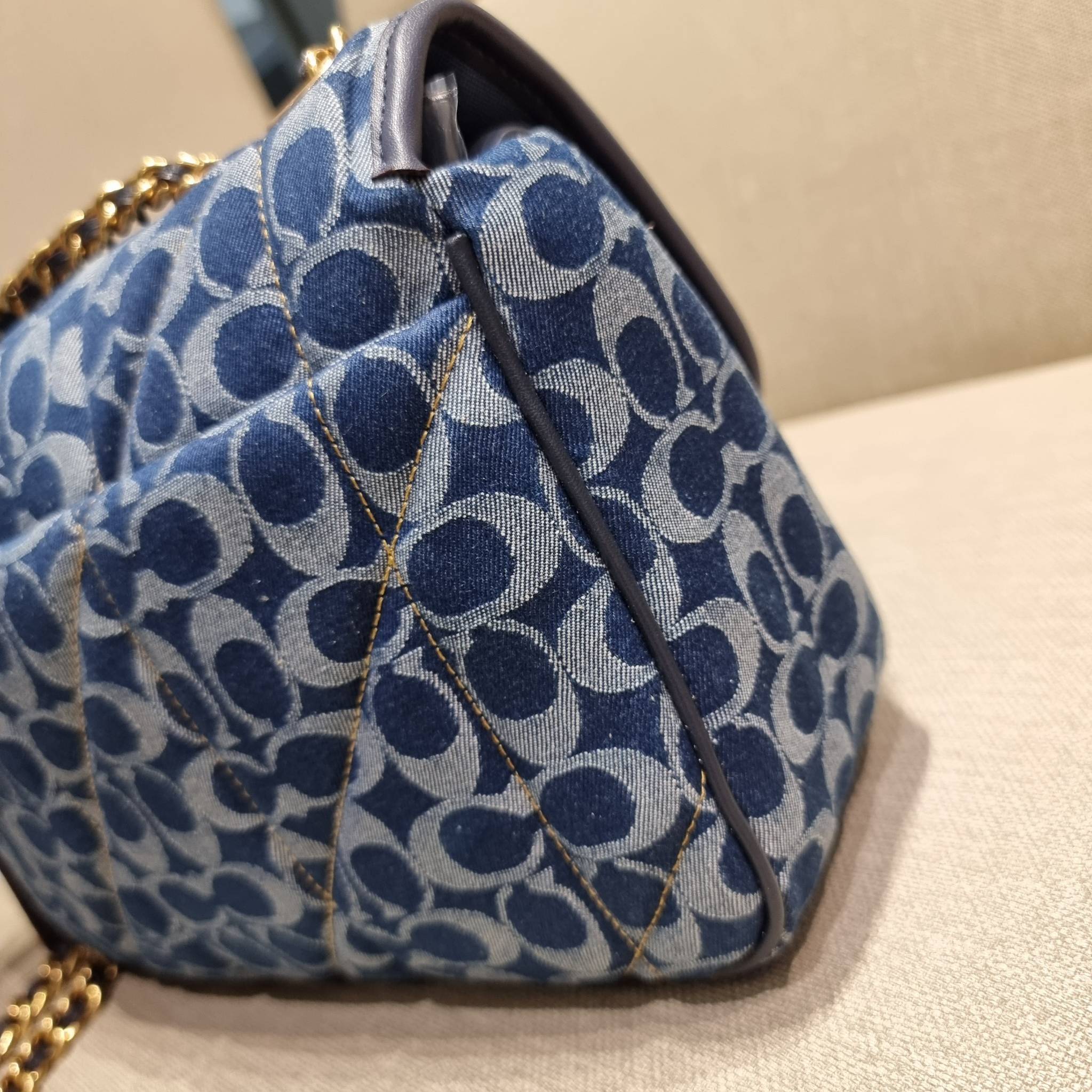 COACH CA104 PILLOW MADISON SHOULDER BAG IN SIGNATURE DENIM WITH QUILTING หรูหราที่หนึ่งต้องยกให้เลย กับไอเท็มนี้ กระเป๋าสะพายดีไซน์สุดล้ำ เดินเส้นสวยคม วัสดุผ้าเดนิม สวยเฉียบ ดูแพง เปิด-ปิดด้วยตัวบิดล็อค ใช้งานสะดวก ด้านหลังมีช่องเก็บของจุกจิกได้ ภายในแบ่