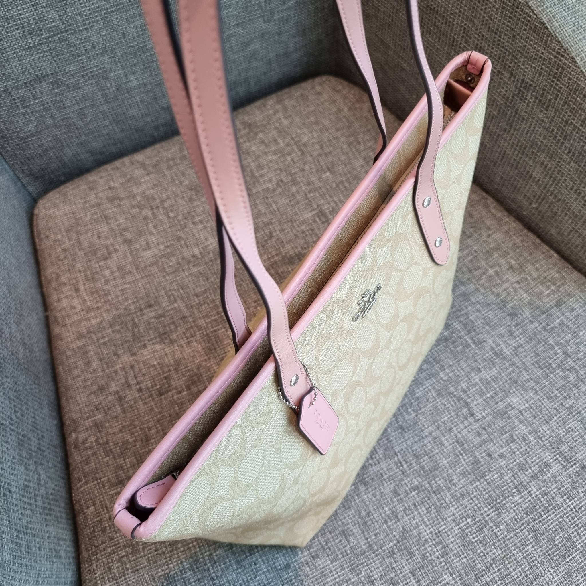 OUTLET 】COACH F58292 CITY ZIP TOTE IN SIGNATURE 16" รุ่นขายดี!! ไซส์ใหญ่ สีสวยมาให้แบบจัดเต็ม!! กระเป๋าถือทรงโท้ทใบใหญ่ สวยน่าใช้ทุกสี สะพายคล้องไหล่ได้เก๋ๆ จุของแน่นๆไปเลยจ้า!! วัสดุหนังแคนวาสคุณภาพ ปากกระเป๋าเปิด-ปิดด้วยซิป กันของหล่นได้ ถือไปไหนก็