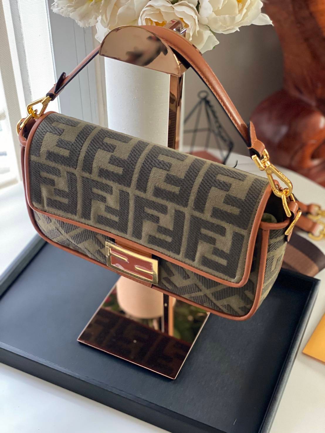 FENDI BAGUETTE BAG roma Lamb skin กระเป๋าสะพายสวยหรู โดดเด่น ดีไซน์ปั๊มโลโก้รอบใบ วัสดุหนังแท้ สลับผ้าแคนวาส มาพร้อมสาย 2 แบบ สำหรับคล้องแขน และสายครอสบอดี้สีทูโทน ภายในเป็นช่องโล่ง ใส่โทรศัพท์ กระเป๋าสตางค์ใบยาวได้สบายๆ ครบเซ็ทพร้อมเสิร์ฟความสวยให้ถึงบ้า