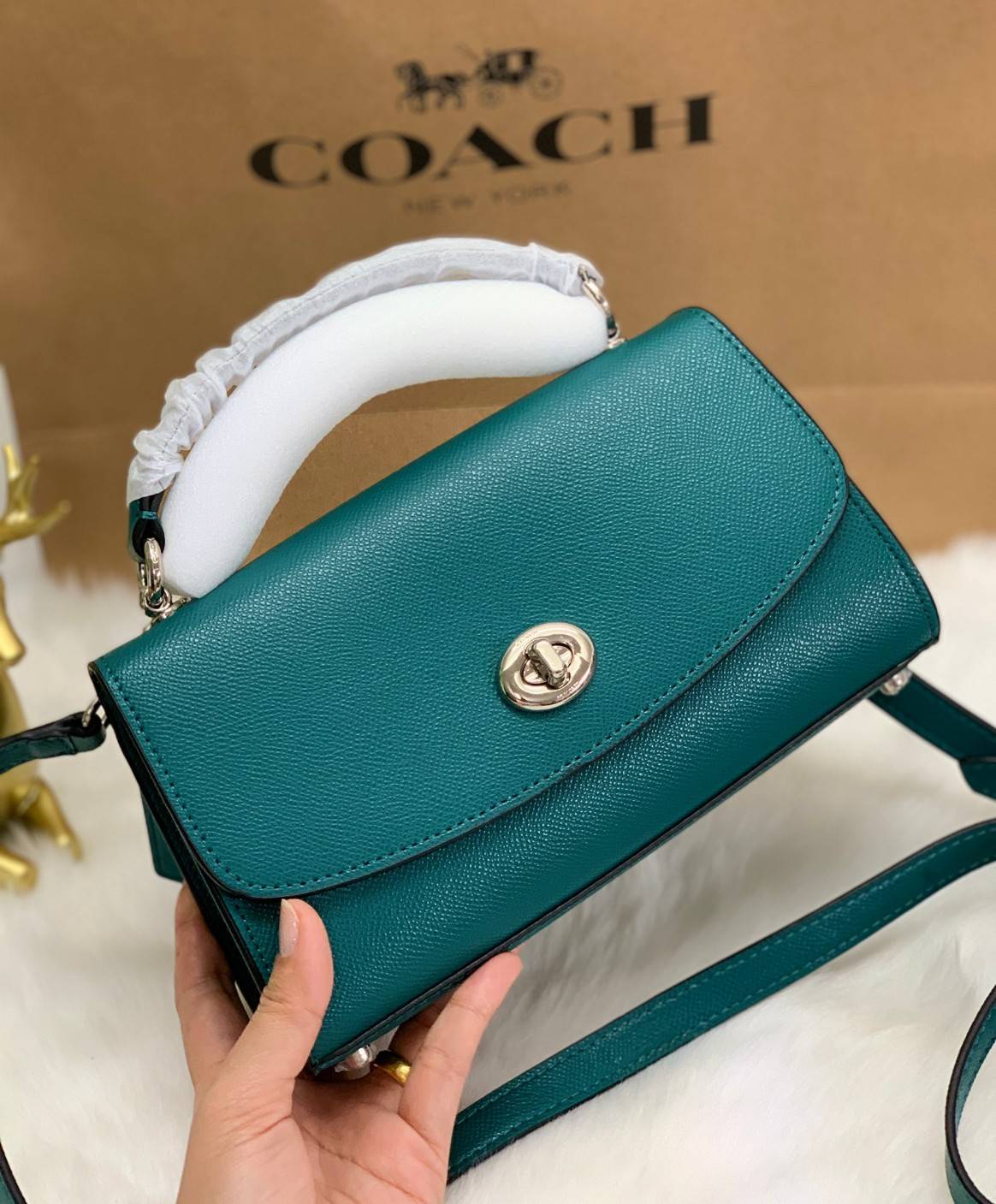 COACH TILLY SATCHEL 23 ((C1802//C1439/C1435)) พร้อมส่งที่ไทยทันทีค่ะ! กระเป๋าสะพายครอสบอดี้ร์หรือหิ้วก็เก๋ไปอีกค่ะ หนังแท้สวยงาม เปิดปิดกระเป๋าแบบหมุนล็อค ภายในมี2ช่องหลัก ใส่กระเป๋าเงินใบกลางได้;มือถือได้ทุกรุ่น;ของจำเป็นสาวๆได้ครบค่ะ;มีช่องซิปกลางและช่อ