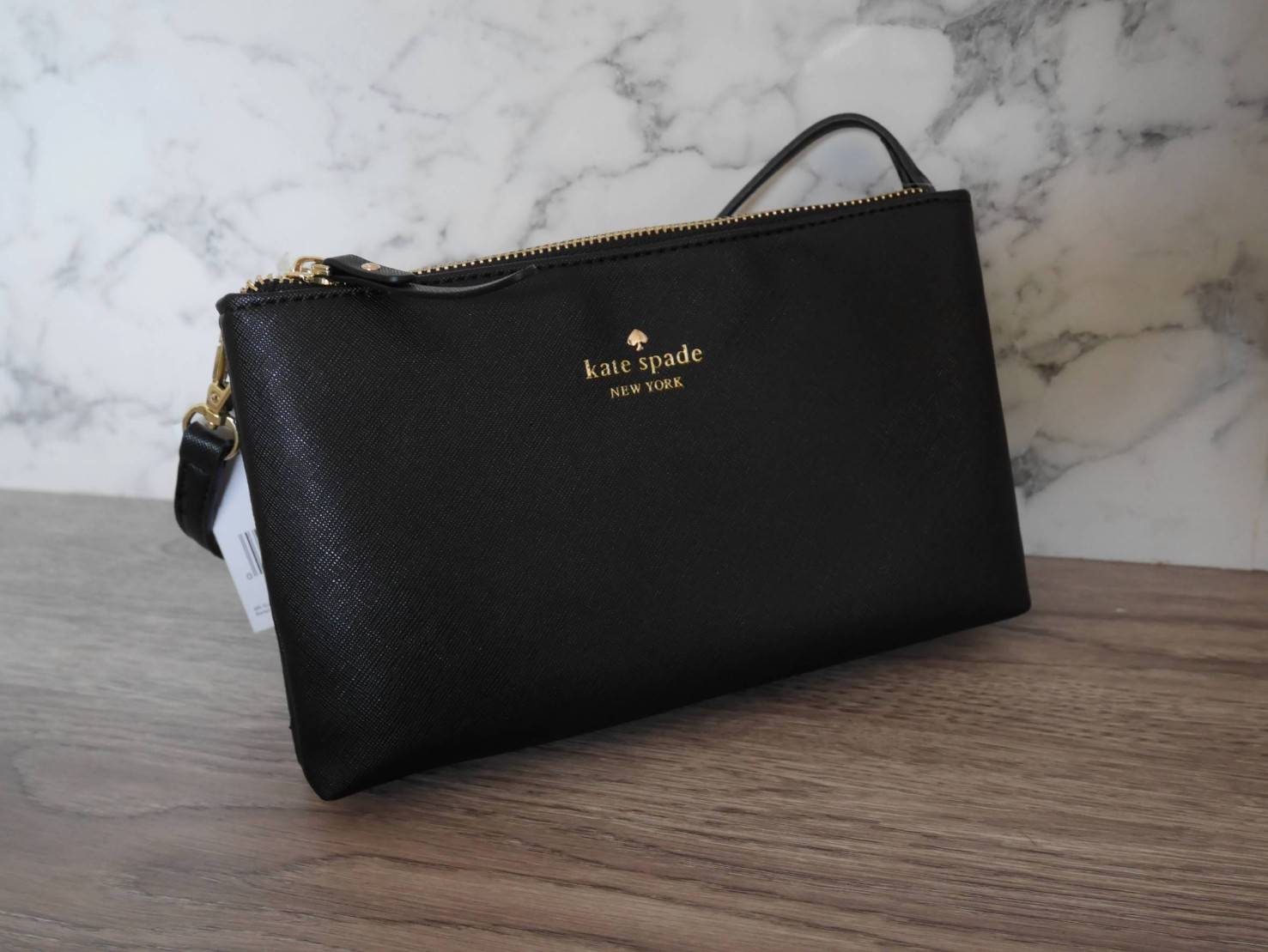 New in! Kate Spade 2 zips crossbody bagกระเป๋าสะพายครอสบอดี้ **ทรงน่ารัก เปิดปิดกระเป๋าด้วยซิป2ช่อง ด้านในมีช่องซิป อีกด้านมีช่องใส่ของ หนังนื่ม นุ่มมือ สายสะพายเลื่อนปรับระดับได้ สามารถใส่ กปต.ยาว (บางรุ่น) ได้พอดีน้าา บอกเลยว่า เริ่ดมากจริงๆ คุ้มค่าราคา