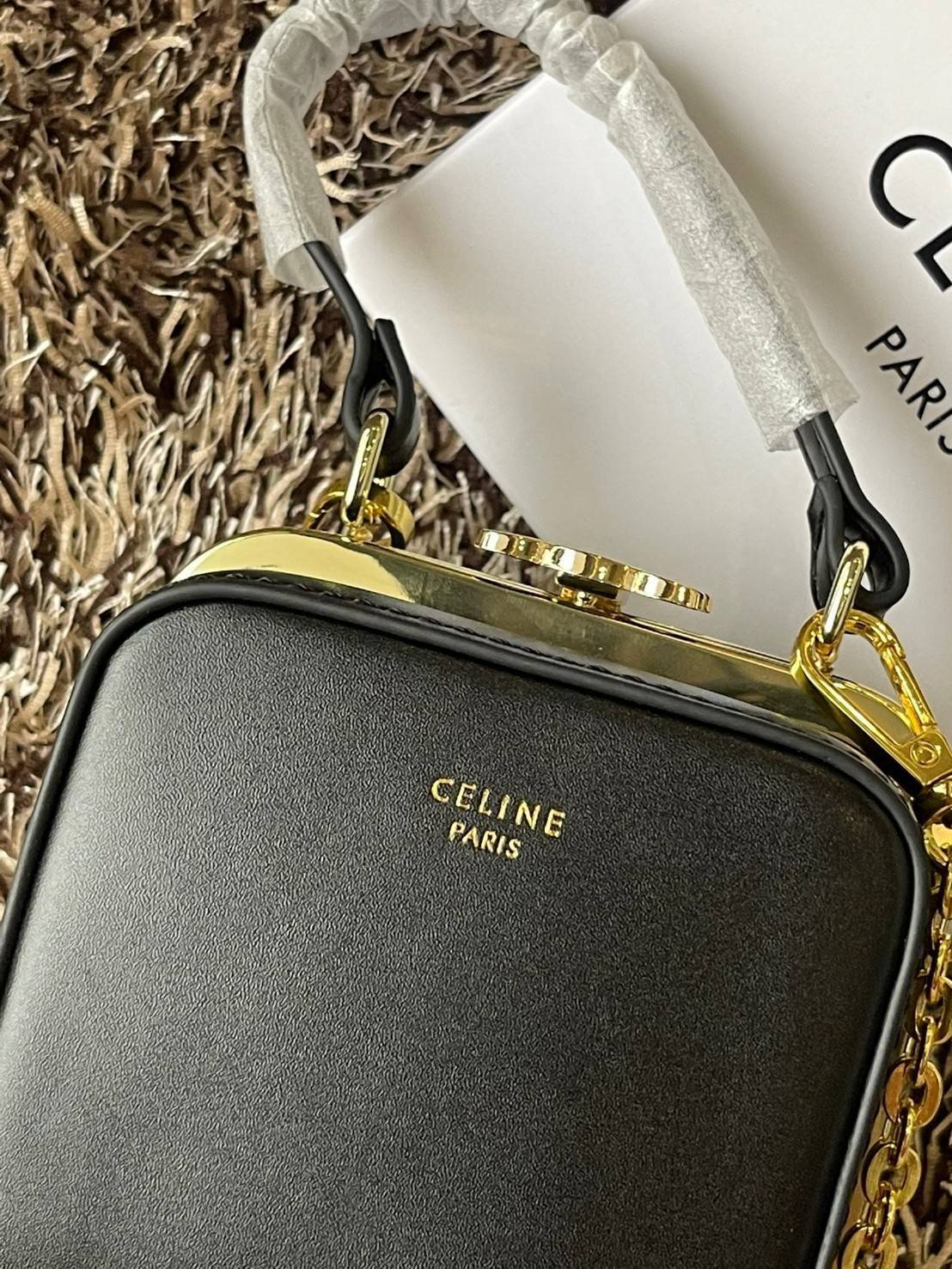 Celine Triomphe Minaudiere สาว ๆ คนไหนไม่เน้นพกของเยอะ แต่ต้องการกระเป๋าที่ให้ความเรียบหรู ดีไซน์เก๋ เหมาะสำหรับดินเนอร์มื้อค่ำ หรือช้อปปิ้งเบาๆ ใบนี้แนะนำเลยคะ เป็นกระเป๋าขนาดกะทัดรัด ถือและสะพายไหล่ได้ ให้ความคล่องตัว นับว่าเป็นอีกหนึ่งแอสเซสเซอรี่ที่น่