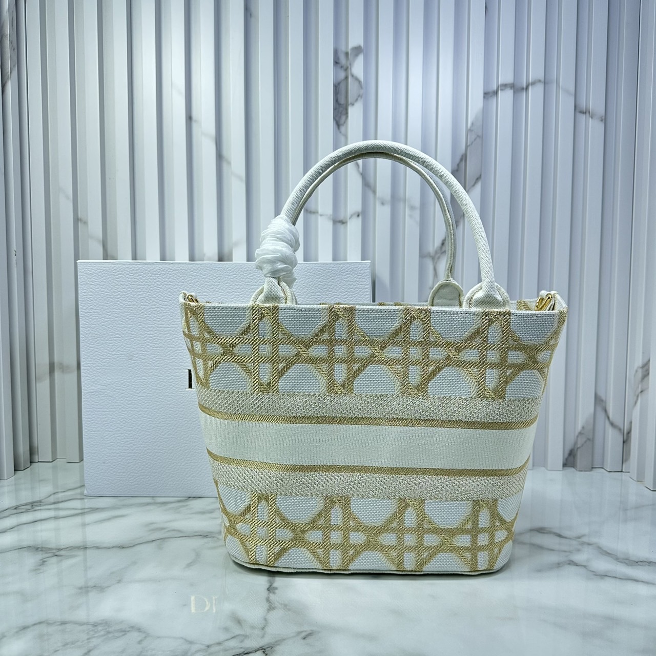 DIOR Hat Basket Bag / DIOR NEW LINE TOTE / DIOR KID TOTE กระเป๋าทรงโท้ทรุ่นใหม่ เอกษณ์ความหรูหรา โดดเด่นสวยงาม เกรดออริ 1:1 ใช้งานต่างประเทศได้