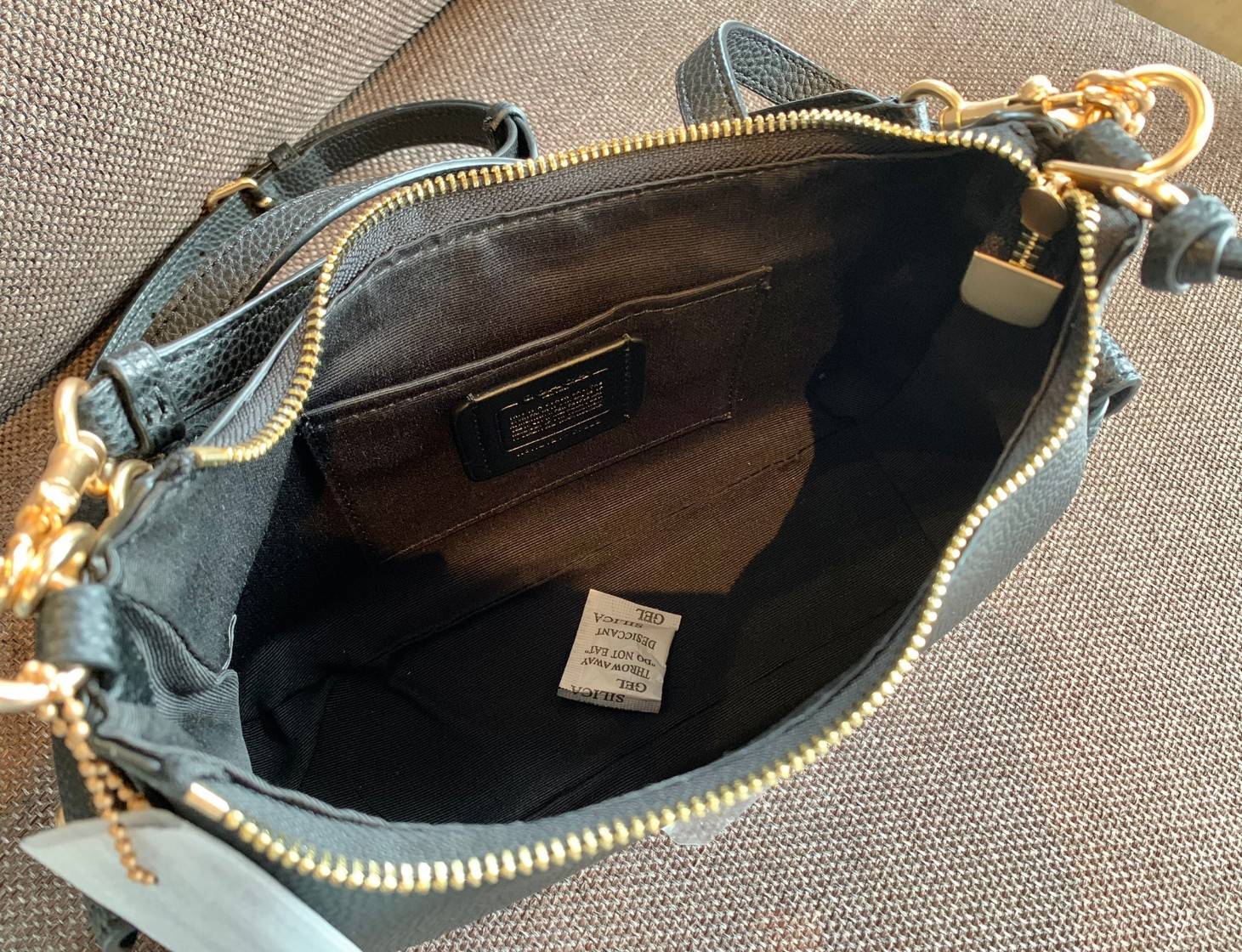 น้องออกใหม่ล่าสุดสวย หักใจไม่ลงเลยค่าา😘 COACH PENNIE SHOULDER BAG ((C7222)) พร้อมส่ง สีใหม่ล่าสุด ยังไม่มีในช๊อปไทยค่าา กระเป๋าหิ้ว//สะพายข้างได้ สุดคุ้ม! หนังแท้ชั้นดี ลายหนังสวย นิ่มมือดีมากๆค่ะ ปากกระเป๋าแบบซิปมีหนังห้อยเพิ่มความเก๋ ภายในกระเป๋