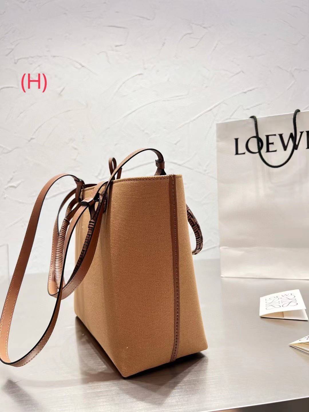 Loewe Jacquard Anagram Canvas Tote Bag / LOEWE HANDLE & SHOULDER BAG / Loewe Tote Bag กระเป๋าทรงโท้ทดีไซน์สุดหรูคงเอกลักษณ์แบรนด์ ภายในโล่งกว้าง ใบใหญ่กำลังดีจุสัมภาระได้เยอะ มาพร้อมหูหิ้วหนัง2แบบให้เลือกใช้ทั้งหูสั้นแบบหนังสานจับถนัดมือ และหูยาวสะพายไหล่