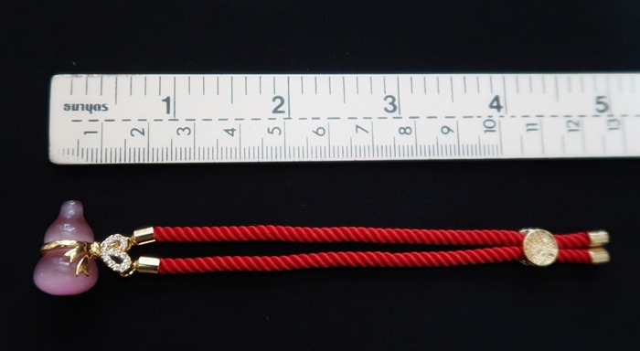 สินค้าหมดค่ะ สร้อยข้อมือน้ำเต้าสีชมพูด้ายแดง ดูดทรัพย์ เสริมดวงค้าขายค่ะ