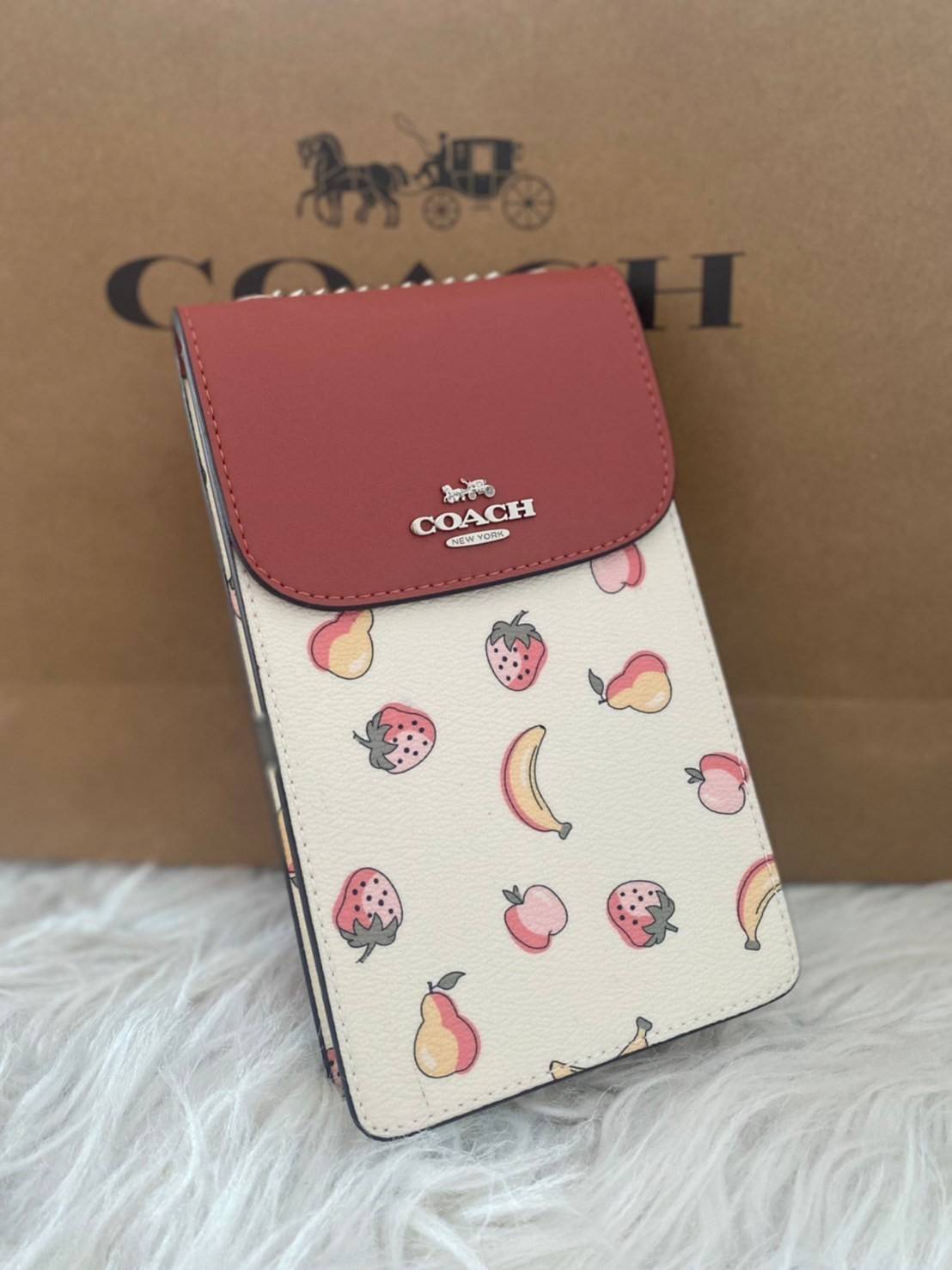 COACH NORTH/SOUTH CROSSBODY IN SIGNATURE CANVAS แจกความสดใสกันอีกครั้ง!! กับกระเป๋าสะพายเอนกประสงค์ Case phone ใส่โทรศัพท์มือถือได้ทุกรุ่น ดีไซน์ลายผลไม้ฉ่ำๆ สวยมีเสน่ห์ 💖 วัสดุหนังแคนวาสคุณภาพ ฝาและภายในเป็นหนังแท้ เปิด-ปิดด้วยกระดุม สายสะพายยาวป