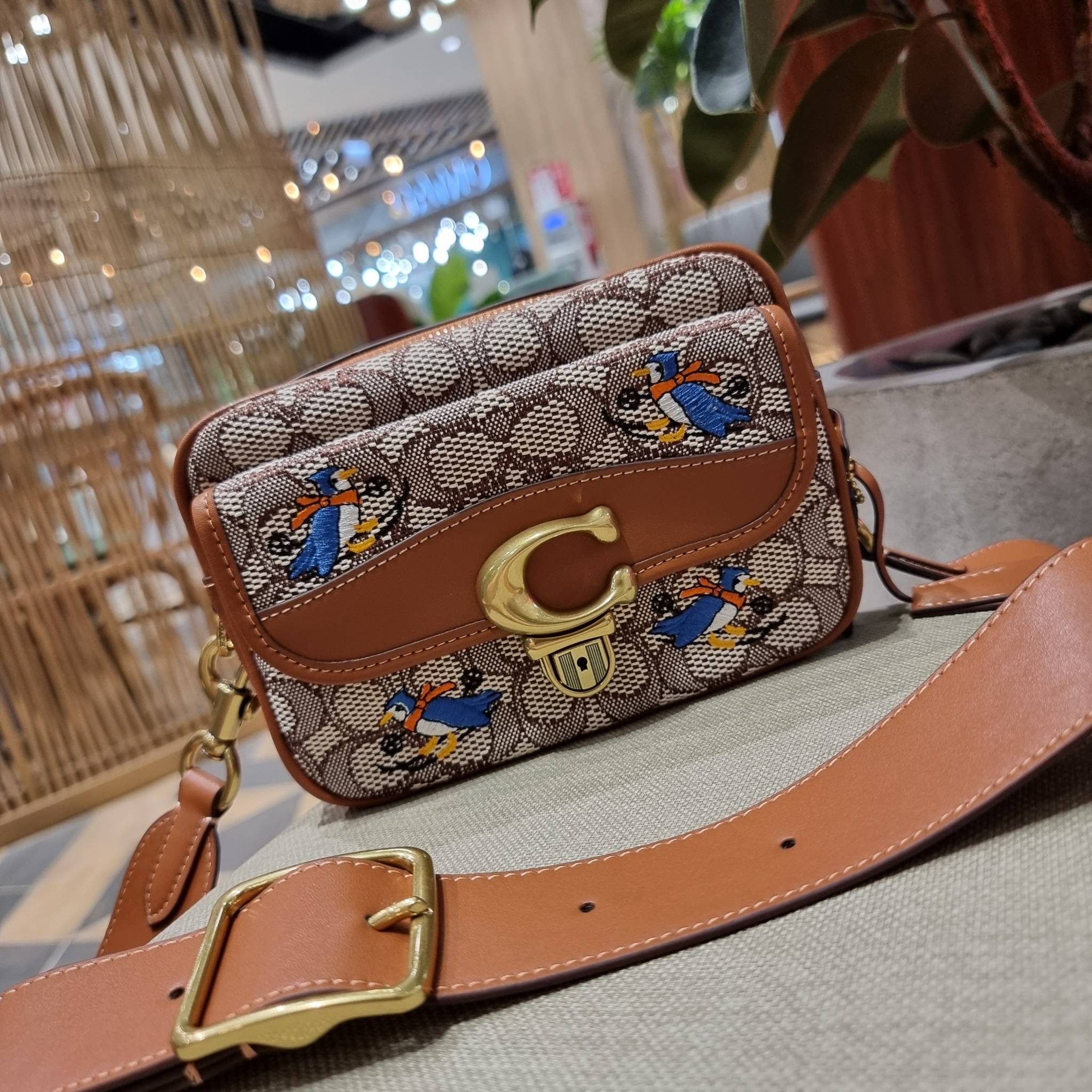 COACH C7764 STUDIO CAMERA BAG 19 IN SIGNATURE TEXTILE JACQUARD WITH CREATURES น้องเล็กใหม่สุดอีกหนึ่ง!! ขนาดเล็กกะทัดรัด มาแบบเลิศๆหรูๆมากแม่ พร้อมเทกเจอร์สุดคิ้วท์!! กระเป๋าสะพายข้างลุคไฮน์ ที่ดีไซน์ออกมาได้ปัง และดูแพงมากๆ ด้วยดีเทลคลาสสิคผสานความเป็นเอ