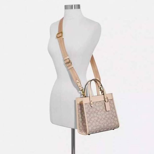 ใบนี้ ช่วยให้ชีวิตง่ายขึ้นเยอะเลย🌈🌺>>COACH FIELD TOTE 22 IN SIGNATURE JACQUARD(COACH C3865) 🍁กระเป๋าถือ สะพาย รุ่น Unisex ใช้ได้ทุกเพศวัย ขนาดเหมาะต่อการใช้งานในแต่ละวันมากๆ //วัสดุ jacquard ลาย signature ตกแต่งดีเทลด้วยหนังแ