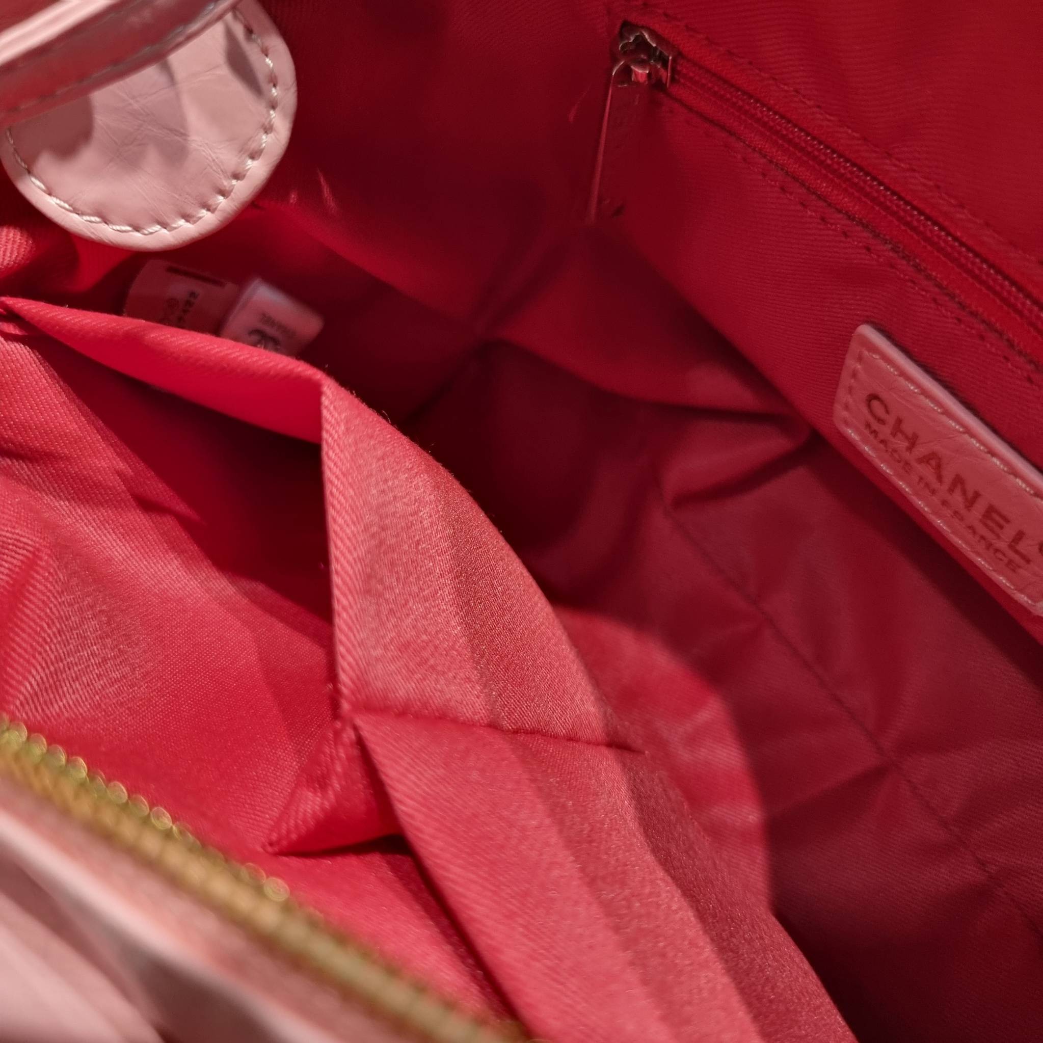 CHANEL Gabrielle Bag Medium สวยคลาสสิค No.1 ต้องยกให้ไอเท็มนี้เท่านั้น กับกระเป๋าสะพายซิกเนเจอร์ ดีไซน์ไม่เหมือนใคร เป็นเอกลักษณ์ ใช้งานได้หลากหลาย สะพายได้ไม่ซ้ำ