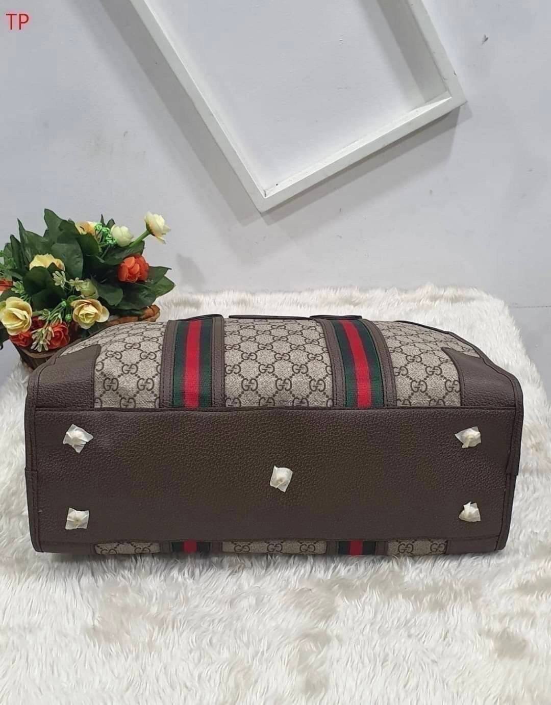 GUCCI Neo Vintage Monogram Travel Bag / Gucci Duffle bag กระเป๋าเดินทางใบใหญ่ มาพร้อมสายสะพายที่สามารถถอดได้ ให้คุณเลือกสะพายไหล่หรือถือได้