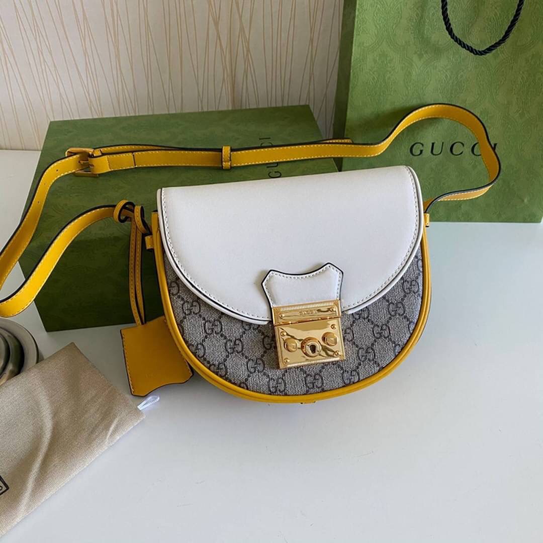 กระเป๋าสะพายคาดลำตัวรุ่นนี้โดดเด่นด้วยรูปทรงกลมสุดชิค ขนาดกะทัดรัด พร้อมด้วยหนังกระเป๋าที่ทำจากหนังแท้คุณภาพดี เพราะ Kira Chevron เป็นรุ่นที่ตอบโจทย์และครองใจสาว ๆ ได้อย่างแท้จริง เนื่องจากมีดีไซน์เรียบหรู โดยทางแบรนด์ได้ใช้เทคนิคการเย็บบนหนังเป็นลายเส้น 