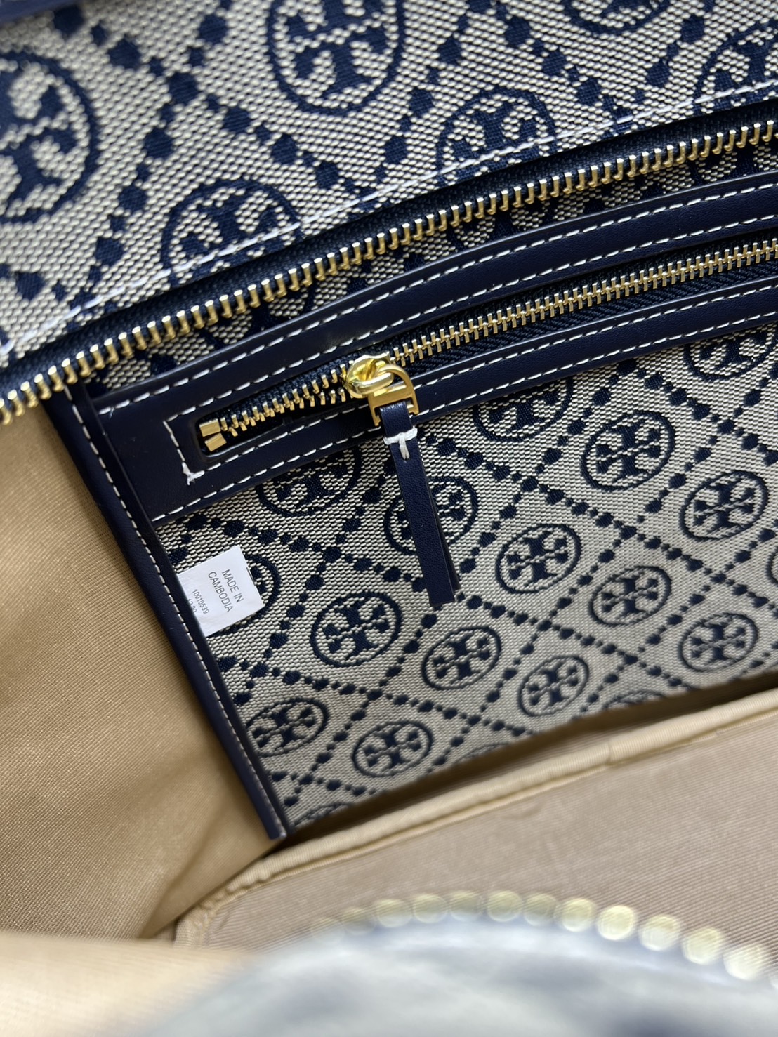 ORI หนังแท้ | Tory Burch T Monogram zip tote bag กระเป๋าทรงโท้ทใบใหญ่ทรงกว้างพร้อมใบเล็กเข้าเซ็ท งานผ้าแจ็คการ์ดตัดขอบหนัง เดอะเบสท์ เซลเลอร์!! ที่สุดของไอเท็มยอดฮิตติดอันดับ ขายดี ขายได้ตลอด ลายโมโนแกรมสุดคลาสสิค สาวๆว่าต้องมีติดบ้านจริงๆน้า