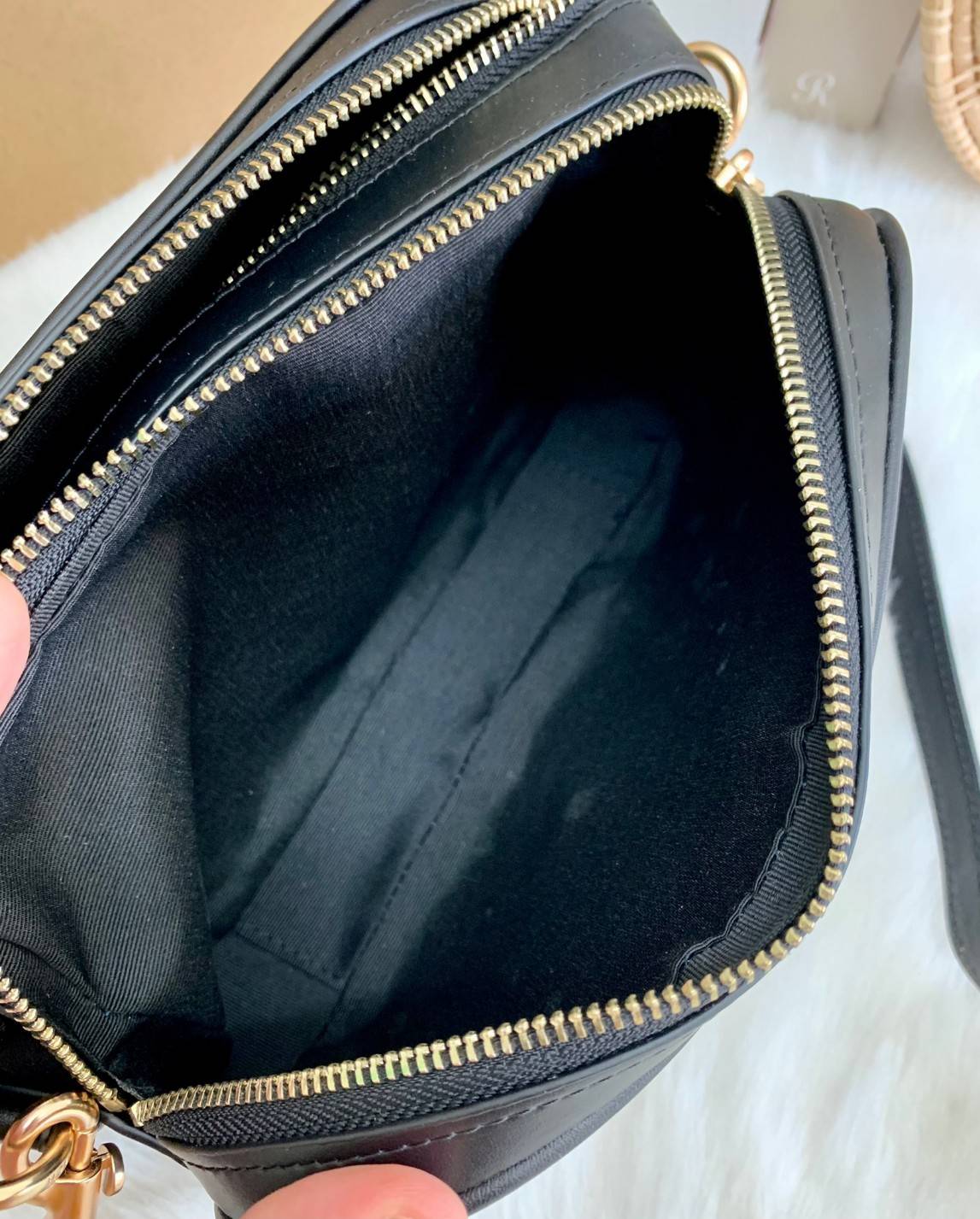 ใครรออยู่จัดเลยค่ะ มากี่รอบไม่พอจริงๆค่ะ😁 COACH JES CROSSBODY IN SIGNATURE BAG กระเป๋าสะพายข้าง//ครอสบอดี้ร์ วัสดุหนังแท้ หนังนิ่มทรงสวย 🔺อะไหล่ป้ายห้อยโลหะแบรนด์นะคะ กระเป๋าแบ่ง2ซิป แต่ละช่องกว้าง สามารถใส่กระเป๋าเงินใบยาวได้; ของจำเป็นได