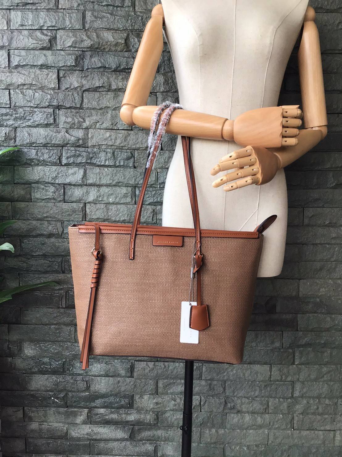 Charles & Keith Black Textured Tote Bag ฮอตฮิตตลอดกาลสำหรับรุ่นนี้ รุ่นยอดนิยม!! มากี่รอบกี่รอบก็ขายดี ใครไม่มีรุ่นนี้ติดตู้ไว้ถือว่าเชยมาก(!!) กระเป๋าสะพายทรง Shopping bag ใบใหญ่จุของได้ใจ น้ำหนักเบา โดดเด่นด้วย Textured วัสดุสานรอบใบ ตัดขอบหนัง สวยอยู่ท