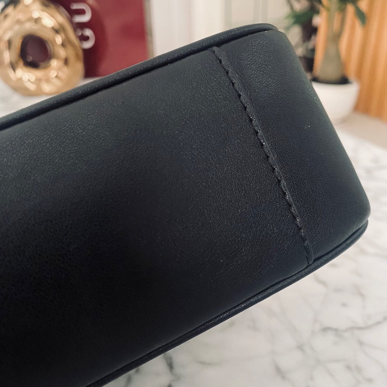 GUCCI GG Marmont Small Shoulder Bag กระเป๋าสะพายรุ่นคลาสสิค แต่งโลโก้สีทองโดดเด่น สวยหรูดูแพงขับผิว อัพลุคได้สบายๆ ด้านหลังดีไซน์รูปหัวใจ 🖤