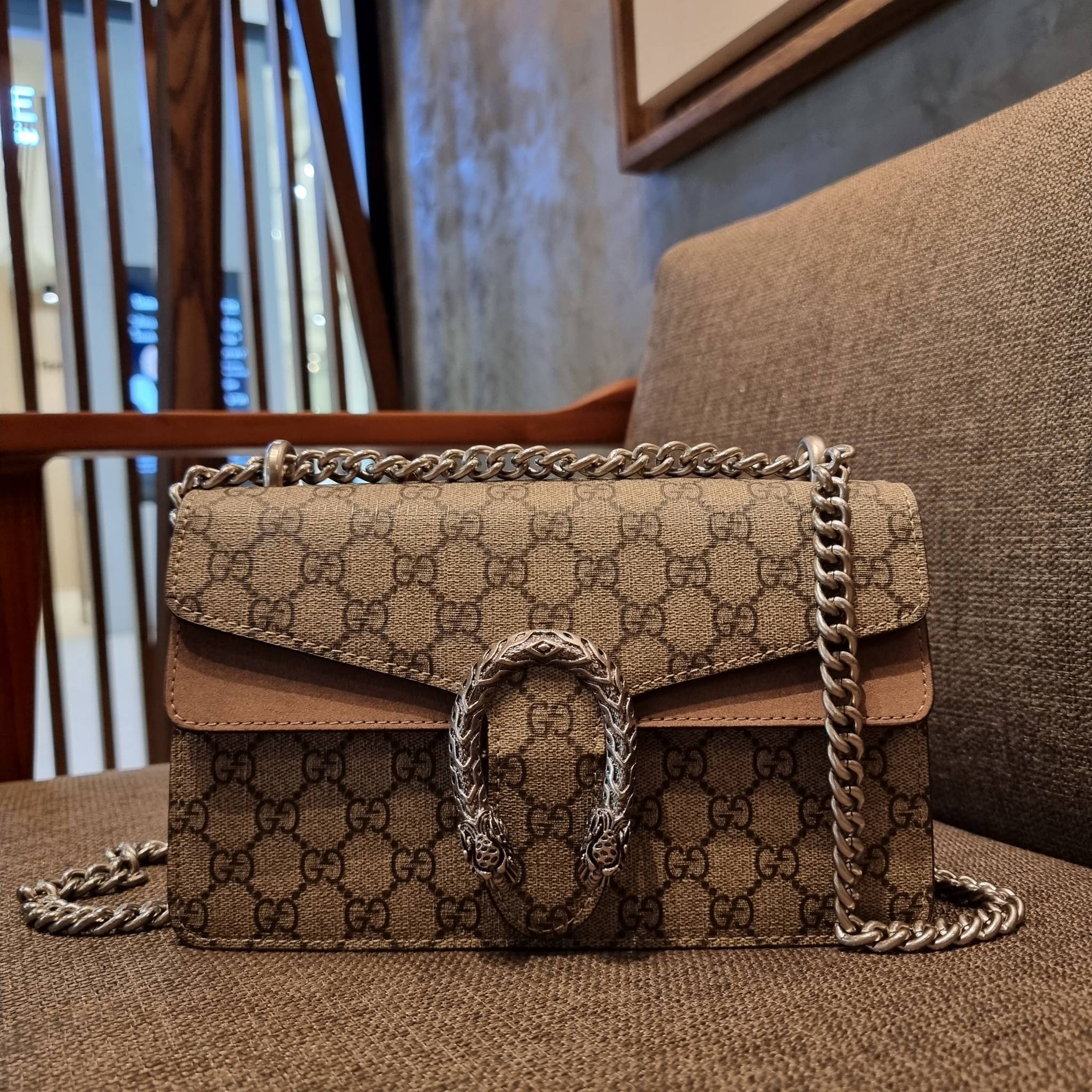 Gucci Small Dionysus GG Shoulder Bag ฮอตสุดไม่มีใครเกิน สวยจริงไม่ทิพย์!! GC CROSSBODY BAG WITH GWP สุดคุ้มจาก duty free กับกระเป๋าสะพายรุ่นที่สาวๆต้องไม่พลาด!! ดึงดูดและสะกดสายตาด้วยอะไหล่ดีเทลหรูรูปหัวสิงโต วัสดุหนังแคนวาส ทนทาน ดูแลรักษาง่าย เปิด-ปิดด้