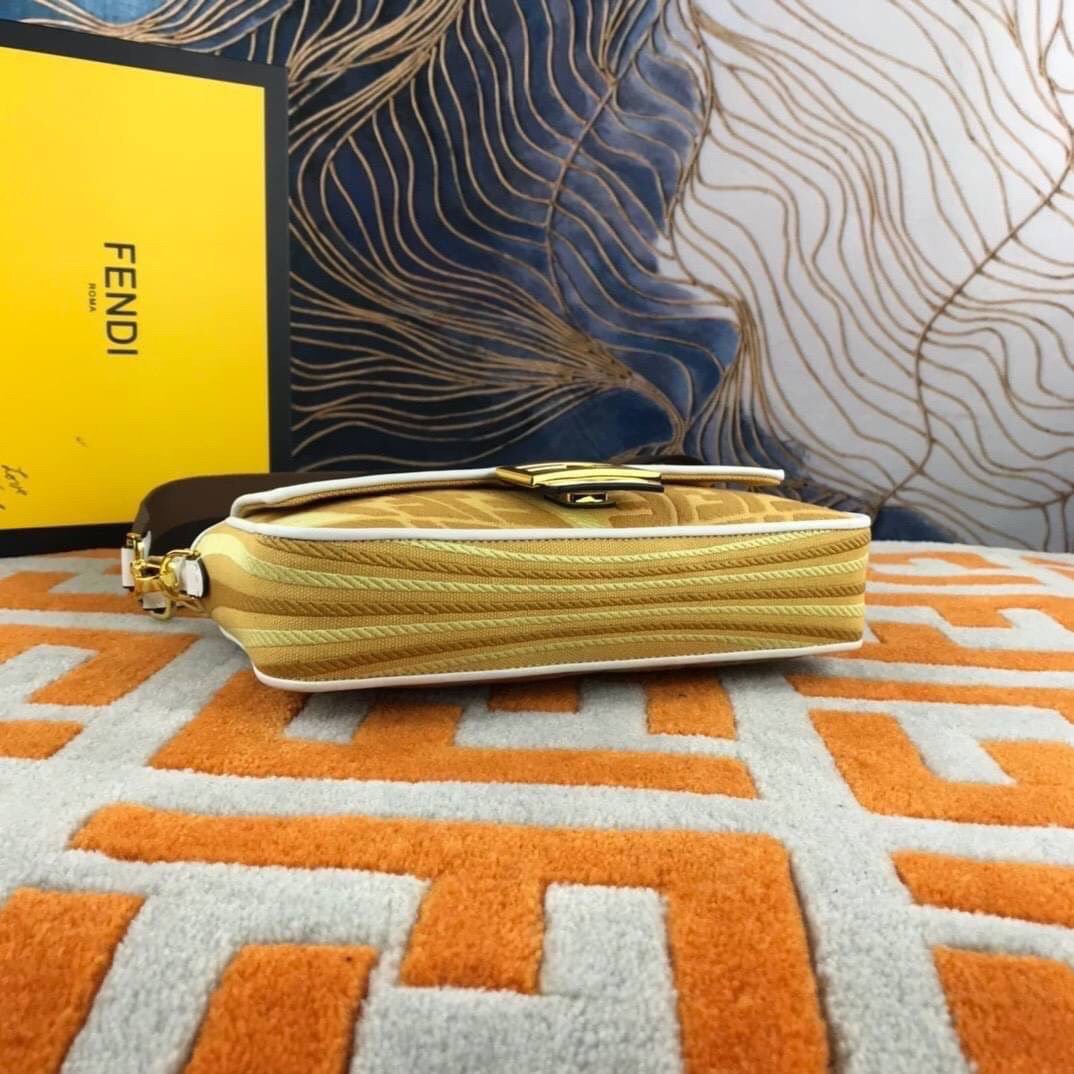 VIP GIFT 】FENDI BAGUETTE SUMMER 2021 CANVAS SHOULDER BAG กระเป๋าสะพายพรีเมี่ยมกิ๊ฟ หายาก สีคัลเลอร์ฟูลสุดใส โดดเด่น ดีไซน์ปั๊มโลโก้รอบใบ วัสดุผ้าแคนวาส ทนทาน มาพร้อมสาย 2 แบบ สำหรับคล้องแขน และสายครอสบอดี้สีทูโทน เปิด-ปิดด้วยกระดุมแม่เหล็ก ภายในเป็นช่องโล