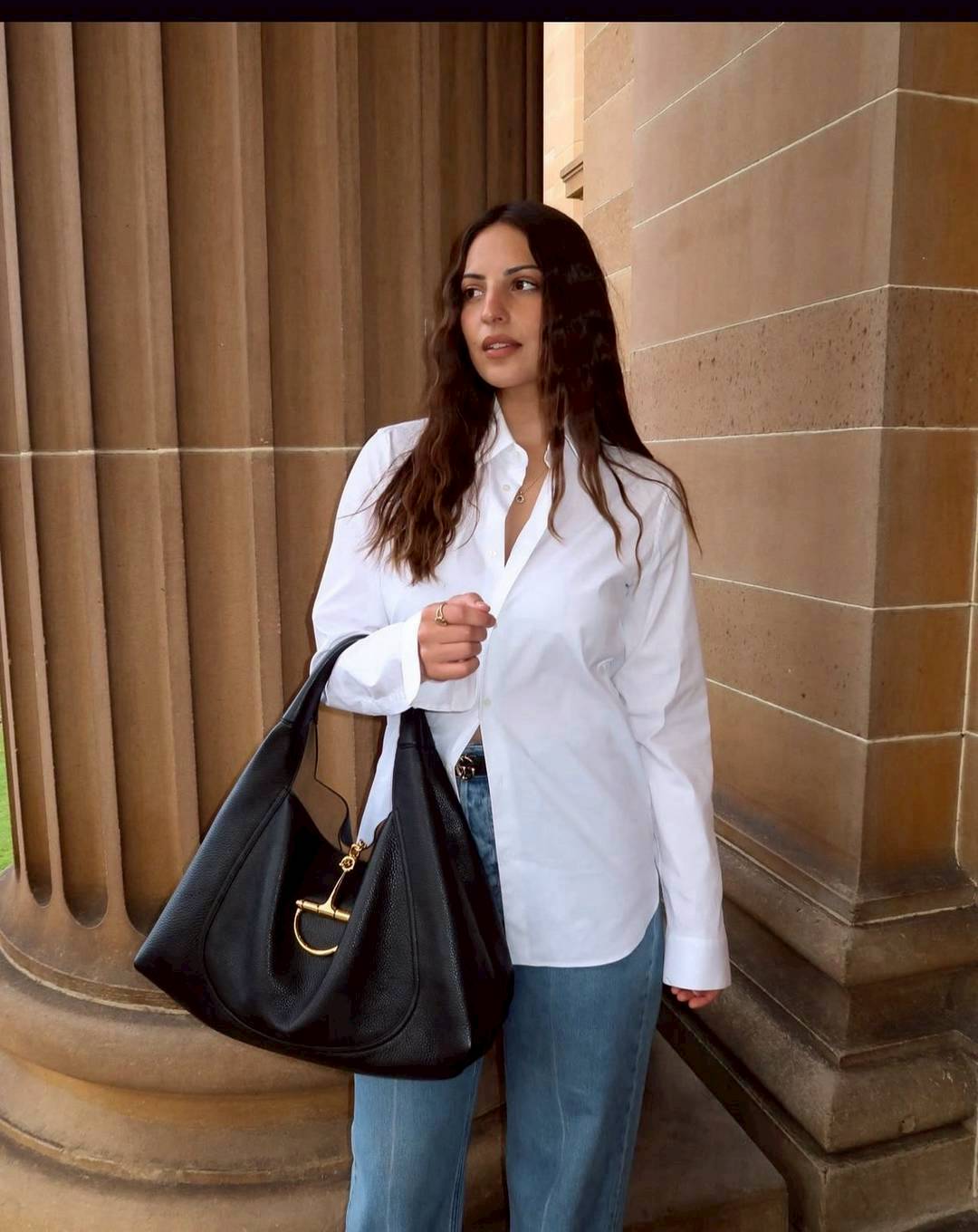 Gucci Softbit maxi shoulder bag กระเป๋าทรงโฮโบโฉมใหม่ใบใหญ่ อะไหล่เป็นเอกลักษณ์ของแบรนด์ในรูปแบบ Horsebit ครึ่งรูปขนาดใหญ่ หรูหราและใช้งานสะดวก รูปทรงสไตล์สบายๆ หนังลายเกรนสวยหรูนุ่มนวลพร้อมเท็กเจอร์อันโดดเด่น