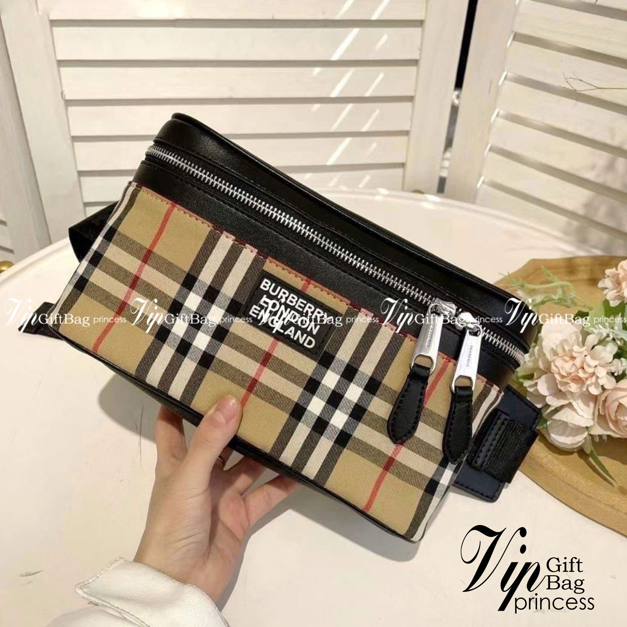 BURBERRY BELT BAG Vintage retro check กระเป๋าคาดอก คาดเอวลายแบรนด์ มาใหม่ ผ้าไนลอนสลับหนังอย่างดี ซิปหน้า น้ำหนักเบา ทรงสวย สามารถใช้ทั้งผู้หญิง ผู้ชาย เป็นอีกรุ่นที่ขายดี ขนาดกำลังดี ใส่ของจุกจิกได้เยอะ สวยเป๊ะปั๊มทุกจุด สุดฮิตผู้หญิงสะพายได้ผู้ชายสะพายด