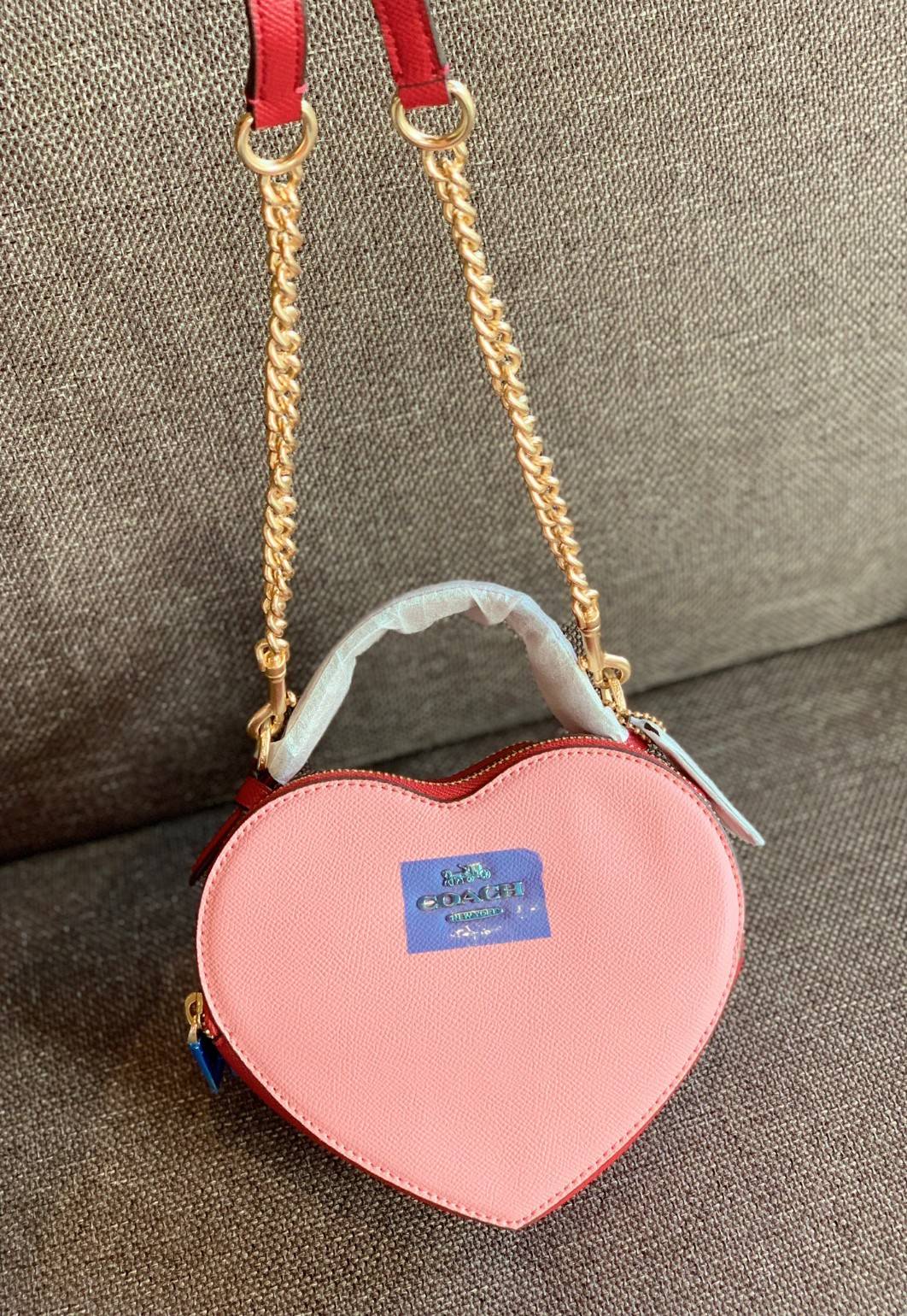 COACH HEART CROSSBODY BAG ((C5118//C5119)) 💥Limited edition หลงรักแน่นอน💋 พร้อมส่งที่ไทยก่อนใครวันนี้! ✔️กระเป๋ารูปหัวใจน่ารักมากๆค่ะ หนังแท้อย่างดีสวยงาม