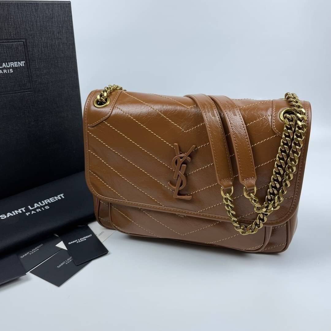 Saint Laurent Niki shoulder bag กระเป๋าสะพายรุ่นโดดเด่นด้วยโครงสร้างทำจากหนังวัว หนังมันเงา นิ่ม งานสวยมากๆ ค่ะ ด้านหน้าประดับโลโก้แบรนด์ และมีช่องสำหรับเก็บของที่หยิบใช้บ่อย ตอบโจทย์การใช้ชีวิตระหว่างวันได้ดีมากๆ สายสพายดีไซน์ได้หลายรูปแบบ แมทกับการแต่งต