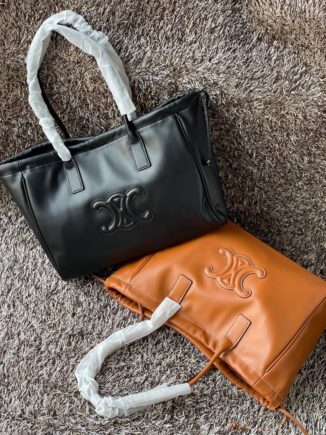 Celine cabas drawstring cuir triomphe in Smooth Calfskin / celine shopping bag เป็นกระเป๋าที่ดีไซน์คลาสสิก เรียบหรู ไม่ตกยุค โดดเด่นเพราะมีโลโก้อยู่ตรงกลาง ออกแบบมาให้ใส่ของใช้ในชีวิตประจำวัน ซึ่งคุณสามารถใช้เป็นกระเป๋าถือหรือสะพายไหล่ก็ล้วนเก๋และมีความคล