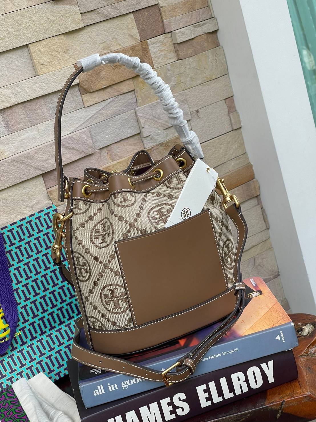 Tory Burch T Monogram jacquard bucket bag เปิดตัวกระเป๋า T MONOGRAM รุ่นใหม่ล่าสุดจาก TORY BURCH ครั้งแรกกับโมโนแกรม ที่ได้รับแรงบันดาลใจมาจากโลโก้สุดคลาสสิก กลับมาอีกครั้งในรูปแบบของ ลวดลาย T Monogram ที่ผสมผสานความร่วมสมัยเข้ากับความเป็นเอกลักษณ์ของแบรน