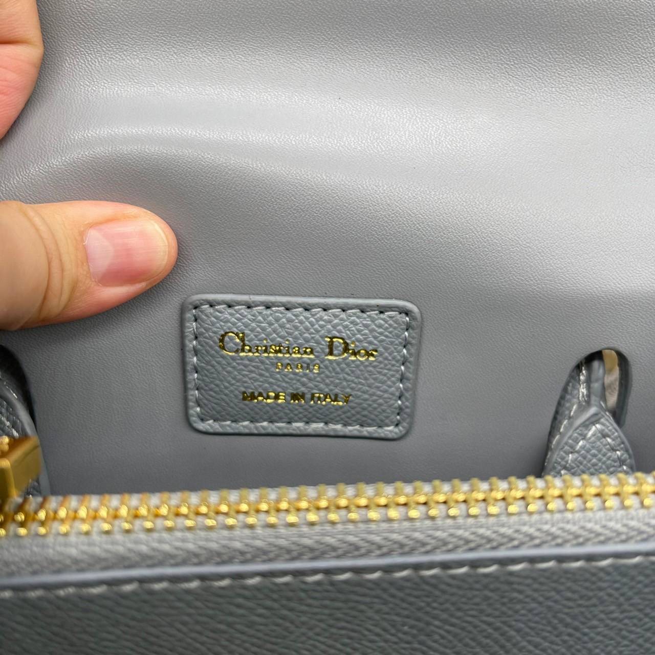 หนังแท้ DIOR Medium ST Honore Tote Collection Fall/Winter 2020-2021 มาในรูปแบบกระเป๋าทรงสี่เหลี่ยมที่ได้มาตรฐาน ทำจากหนังลูกวัว (Calfskin) ลายเกรน ซึ่งสื่อถึงความหรูหราได้อย่างลงตัว ตัวด้ามจับ มีการเย็บเข้าด้านในของกระเป๋าเพื่อเพิ่มความแข็งแรงทนทาน ด้านหน