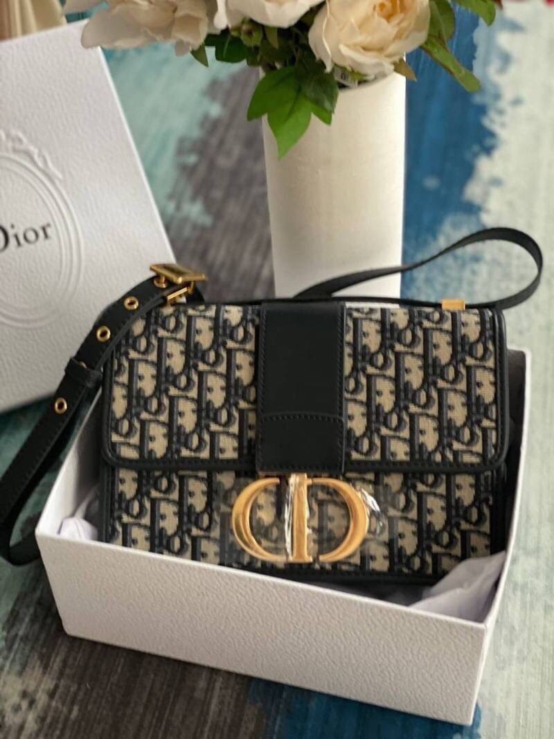 VIP GIFT 】25cm CHRISTIAN DIOR 30 MONTAIGNE BAG ไอเท็มหายาก!! Best seller!! ยกให้น้องเลย!! กระเป๋าทรงกะทัดรัด มี 2 ขนาด ดีไซน์เรียบหรูในความเป็นเอกลักษณ์ ใช้งานง่าย สะดวก ใช้งานได้ทุกโอกาส แนะนำเป็น everyday bag ติดตัวไว้เลยจ้าสาวๆ