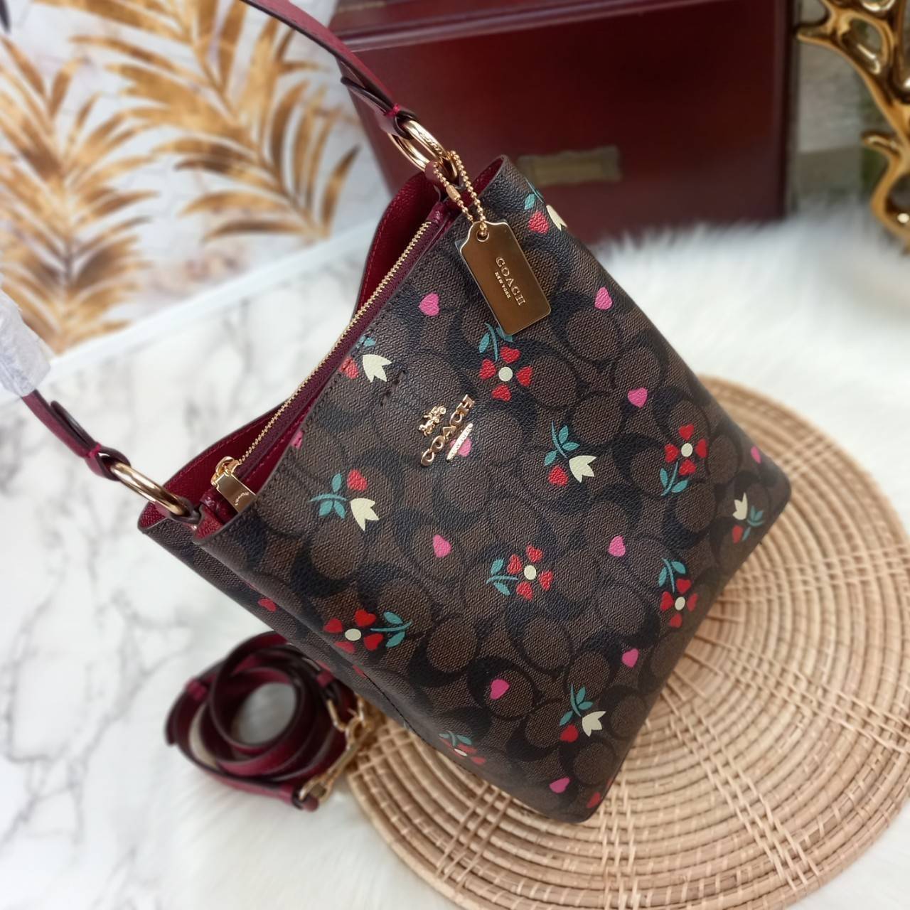 COACH SMALL TOWN BUCKET BAG WITH HEART PETAL PRINT(C7975//C7976)🌺💞กระเป๋าถือ กระเป๋าสะพาย ทรงฮิตยอดนิยมตลอดกาล>>ปริ้นลายดอกไม้รูปหัวใจมินิ น่ารักเกินเบอร์มาก🥰 ไม่ว่าจะออกมาคอลเลคชั่นไหนๆ ก็ครองใจสาวๆไปได้ทุกรุ่น/ วัสดุหนังแคน