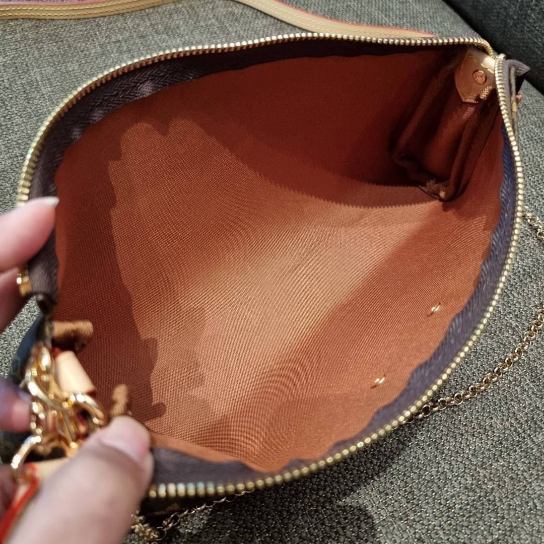 LV CROSSBODY CLUTCH BAG WITH CHAIN / LV Eva Clutch Crossbody Bag กระเป๋าสะพายวีไอพีพรีเมี่ยม วัสดุหนังแคนวาสคุณภาพ โลโก้เพลทอะไหล่ทอง คมชัด หรูหรา เปิด-ปิดกระเป๋าด้วยซิป ภายในเป็นช่องโล่ง ใส่ของใช้สำคัญได้สบายๆ มือถือ พาวเวอร์แบงค์ เครื่องสำอางค์ ของจุกจิ