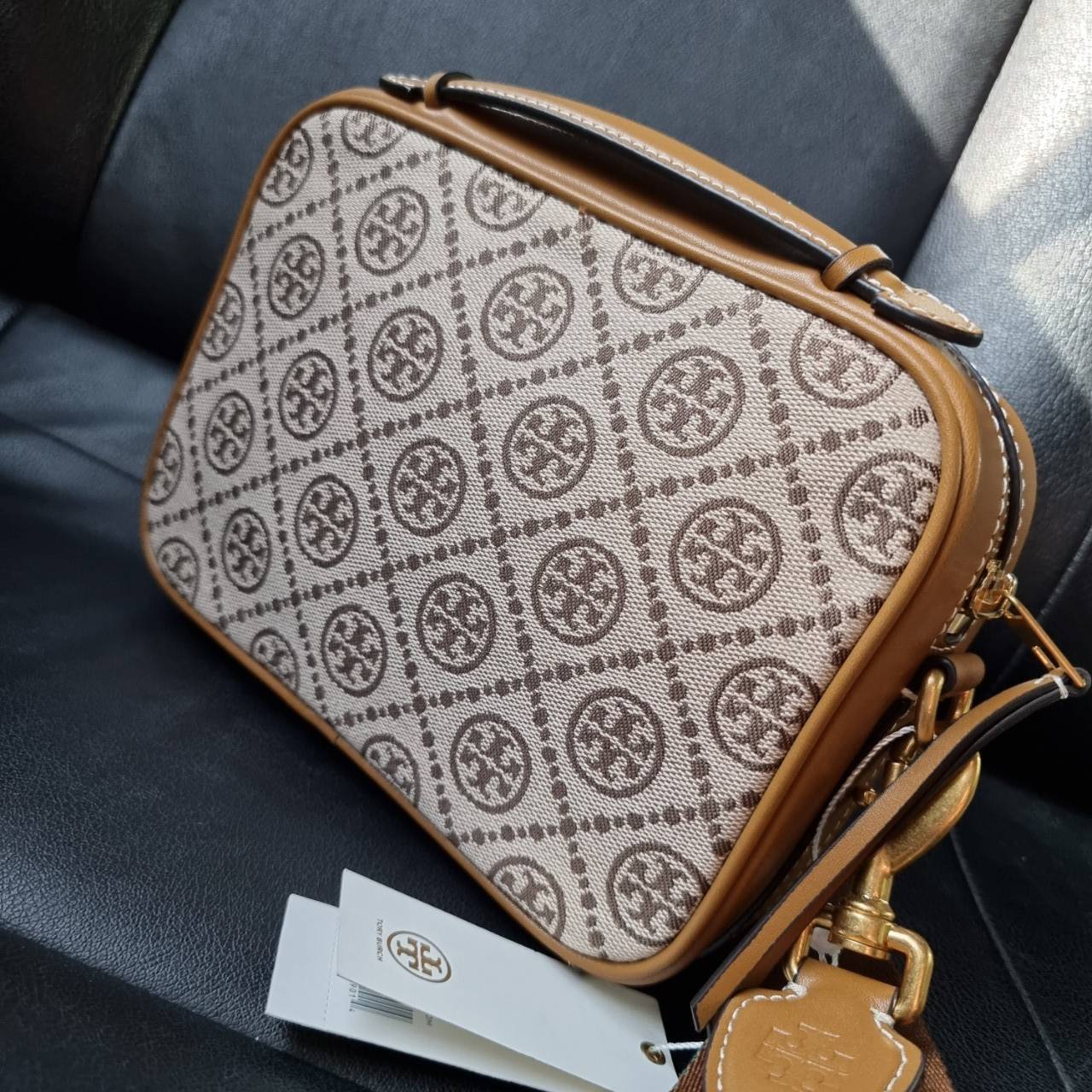TORY BURCH T MONOGRAM JACQUARD CAMERA BAG ใหม่ล่าสุด ยังไม่เข้าช็อปไทยน้า จัดมาให้สวยเลิศก่อนใคร!! สี hazel ใหม่ หรู ผู้ดีมากๆ กระเป๋าสะพายข้างทรงกล่อง ใช้งานง่าย วัสดุ jacquard woven สลับหนังแท้ มีซิปเปิดปิดด้านหน้า และช่องหลัก ดีไซน์ออกมาให้ดูคลาสสิควิน