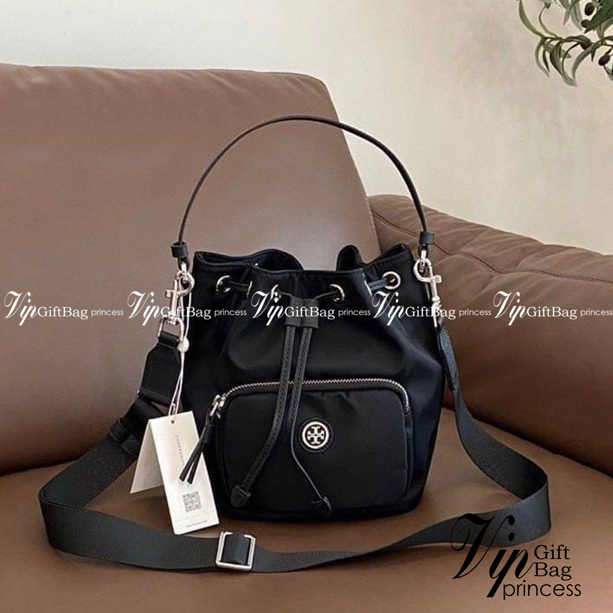 Tory Burch Virginia Nylon Bucket Bag / Tory Burch logo-plaque bucket bag กระเป๋าสะพายทรงบัคเก็ต เปิด-ปิดหนังรูดปากกระเป๋า มีหูหิ้วในตัว คล้องแขนเก๋ๆ ภายในเป็นช่องโล่ง มีช่องย่อย ใส่ของสำคัญจุกจิกได้ มีสายครอส จะสะพายไปไหนก็ได้ทุกโอกาส สวยเลิศทุกสี พร้อมส่