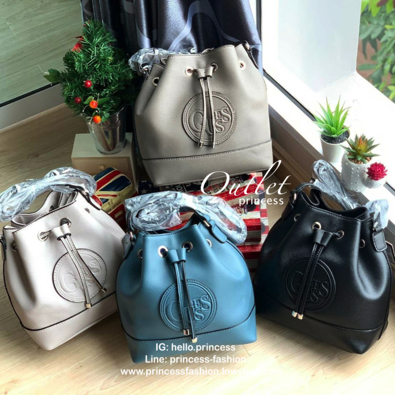 Guess Drawstring Bucket Bag กระเป๋าสะพายขนาดกลาง วัสดุลายหนังsaffiano ฐานกว้างตั้งอยู่ทรง มีซิกเนเจอร์ที่ด้านหน้าเป็นโลโก้ตัวนูน เปิดปิดแบบหูรูดและกระดุมแม่เหล็ก มีช่องใช้งานหลายข่อง สายสะพายปรับได้แบบเข็มขัด สวยแบบมีดีเทลเก๋ๆ สะพายเที่ยวระหว่างวันได้สบาย