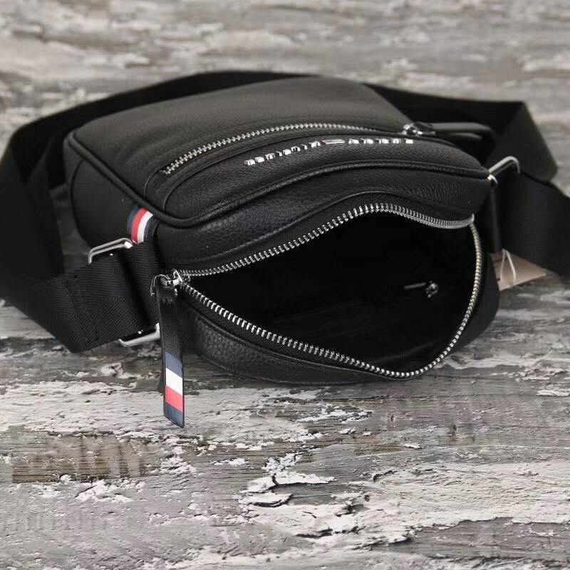 ของแท้ 💯% TOMMY HILFIGER Essential Mini Reporter กระเป๋าสะพายผู้ชายทรงคลาสสิก ขนาดกำลังดีน้ำหนักเบา หนังสวยทรงดีด้านหน้าประดับโลโก้แบรนด์