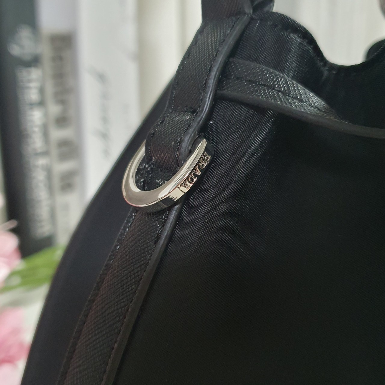 สินค้าใหม่!! NEW ARRIVIAL **ทรงขนมจีบไซส์ใหญ่ 🐰 งานพรีเมี่ยมกิ้ฟ จากเคาเตอร์ต่างประเทศ จากแบรนด์ PRADA วัสดุ NYLON สลับหนัง SAFFIANO ดีไซน์สวยหรูมากค่า เนื้อหนาซับในอย่างดี อะไหล่เงินทั้งใบ จุดเด่นคือ กระเป๋าสามารถ จุของได้เยอะมาก ด้านในมีช่องใส่ข