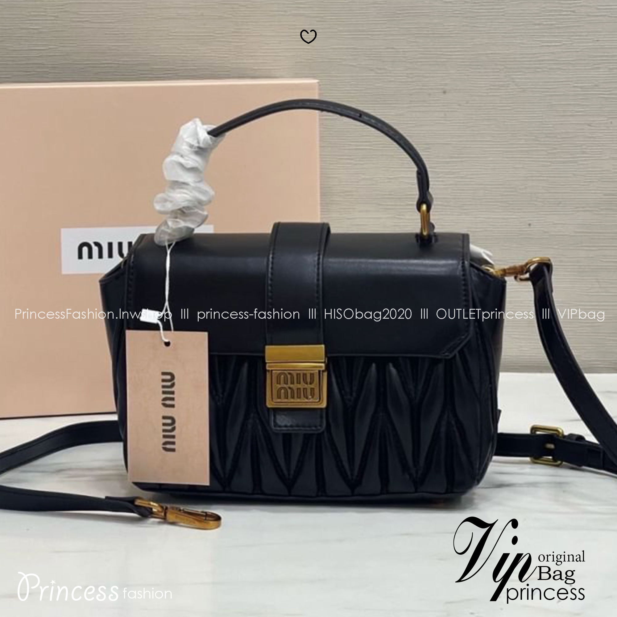 MIU MIU Matelesse Leather Crossbody bag กระเป๋าถือทรงมินิโท้ท พร้อมหูจับใช้งานง่าย และสายสะพายสุดชิค ปรับใช้ได้ตามสไตล์ความชอบได้เลย ดีไซน์เพิ่มดีเทล ด้วยการเดินด้ายเป็นเอกลักษณ์