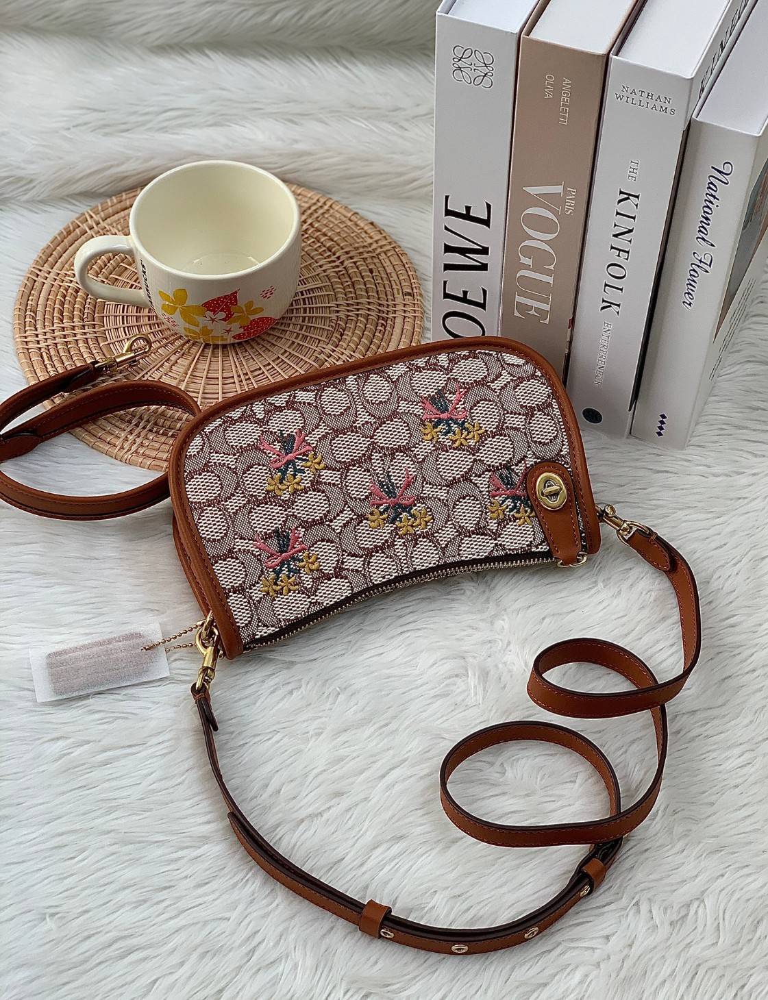 รุ่นใหม่ล่าสุด ต้อนรับหน้าหนาวนี้กันค่าา🎀 COACH SWINGER BAG IN SIGNATURE TEXTILE JACQUARD WITH BOUQUET MOTIF EMBROIDERY ((C6289)) พร้อมส่งที่ไทย จำนวนจำกัด สวยมากๆค่ะ! กระเป๋าหิ้วได้//สะพายข้างได้ วัสดุJacquardทอลายแบรนด์+หนังแท้ ได้ลงตัวสวย ดูคลา