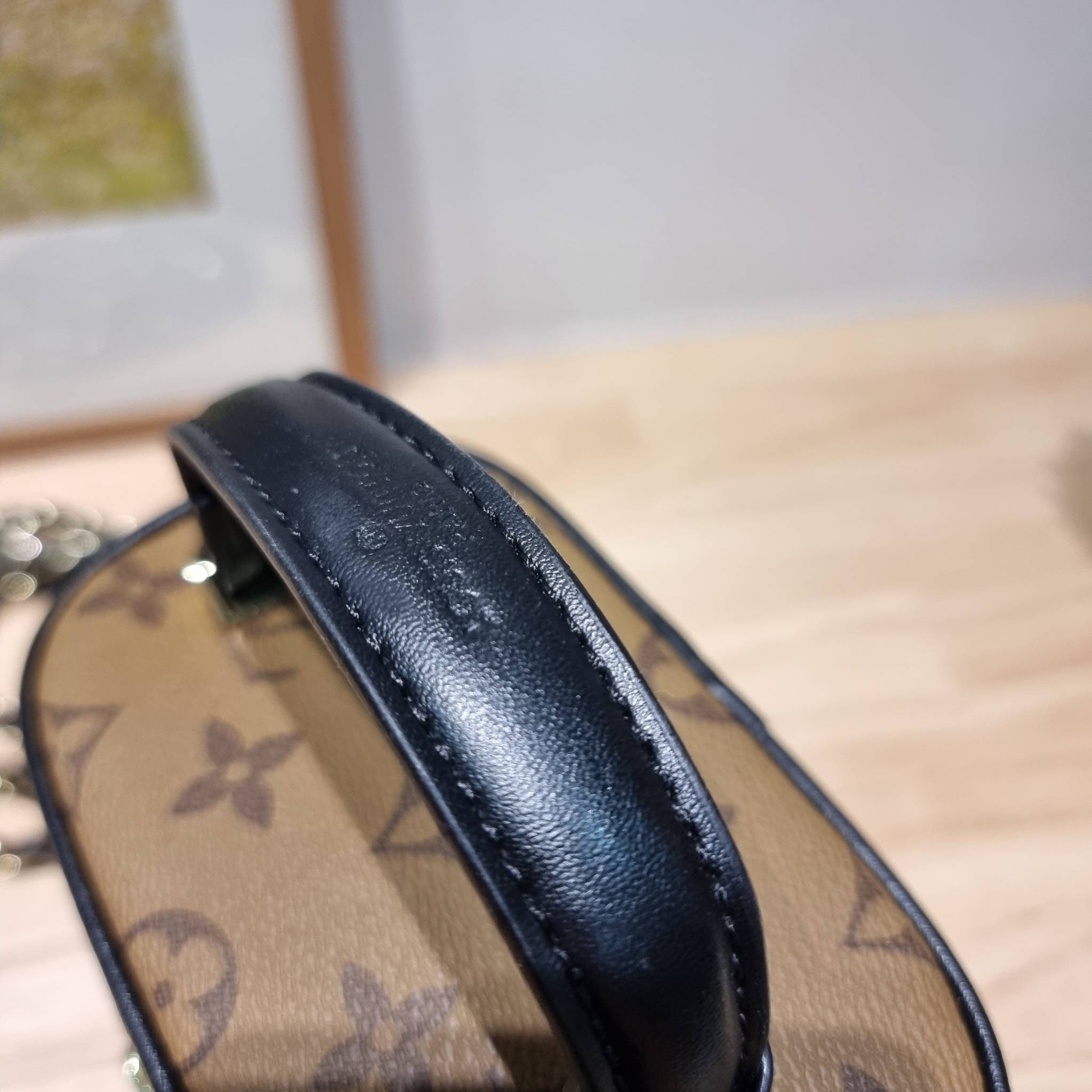 LV Vanity PM / Lv reverse monogram vanity bag กระเป๋าถือ/สะพาย สวยอยู่ทรง มาพร้อม box set สุดหรู adapt ใช้เป็นกระเป๋าเก็บเครื่องสำอางค์ ถือเชิดๆ หรือสะพายเลิศๆ ไปเที่ยว ไปไหนๆก็ดูแพง!! สวยจริงจัง!!