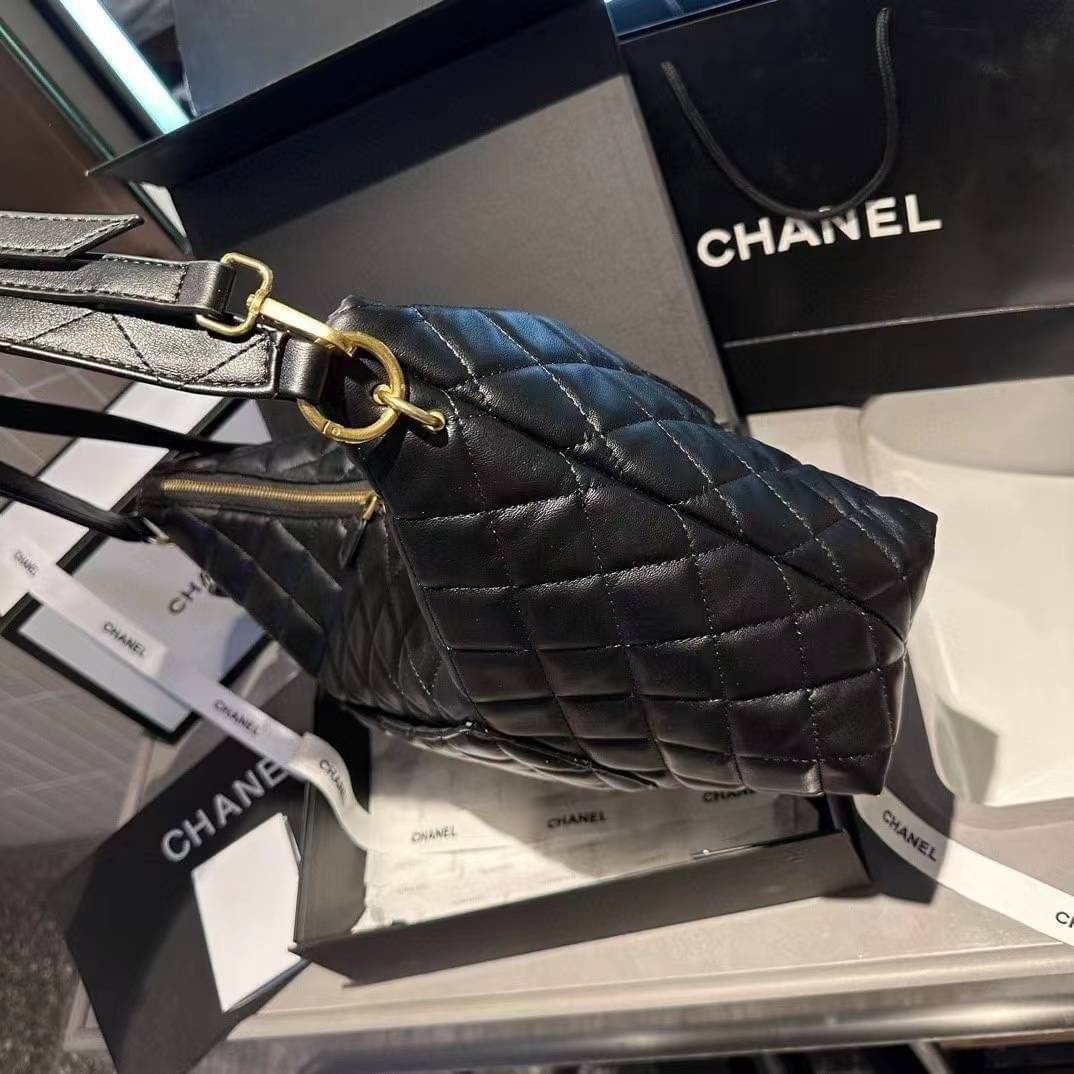 Chanel Maxi Hobo Bag 23B 37cm กระเป๋าสะพายทรงโฮโบใบใหญ่ จุของได้เยอะ ดีไซน์ใหม่ ตัวแม่ตัวมัมต้องมีแล้วนะคะ งานหนังเต็มใบสวยหรูดูแพง เรียบแต่หรู ต้องใบนี้เลยค่ะ ใช้ได้กับทุกลุค ทุกโอกาส