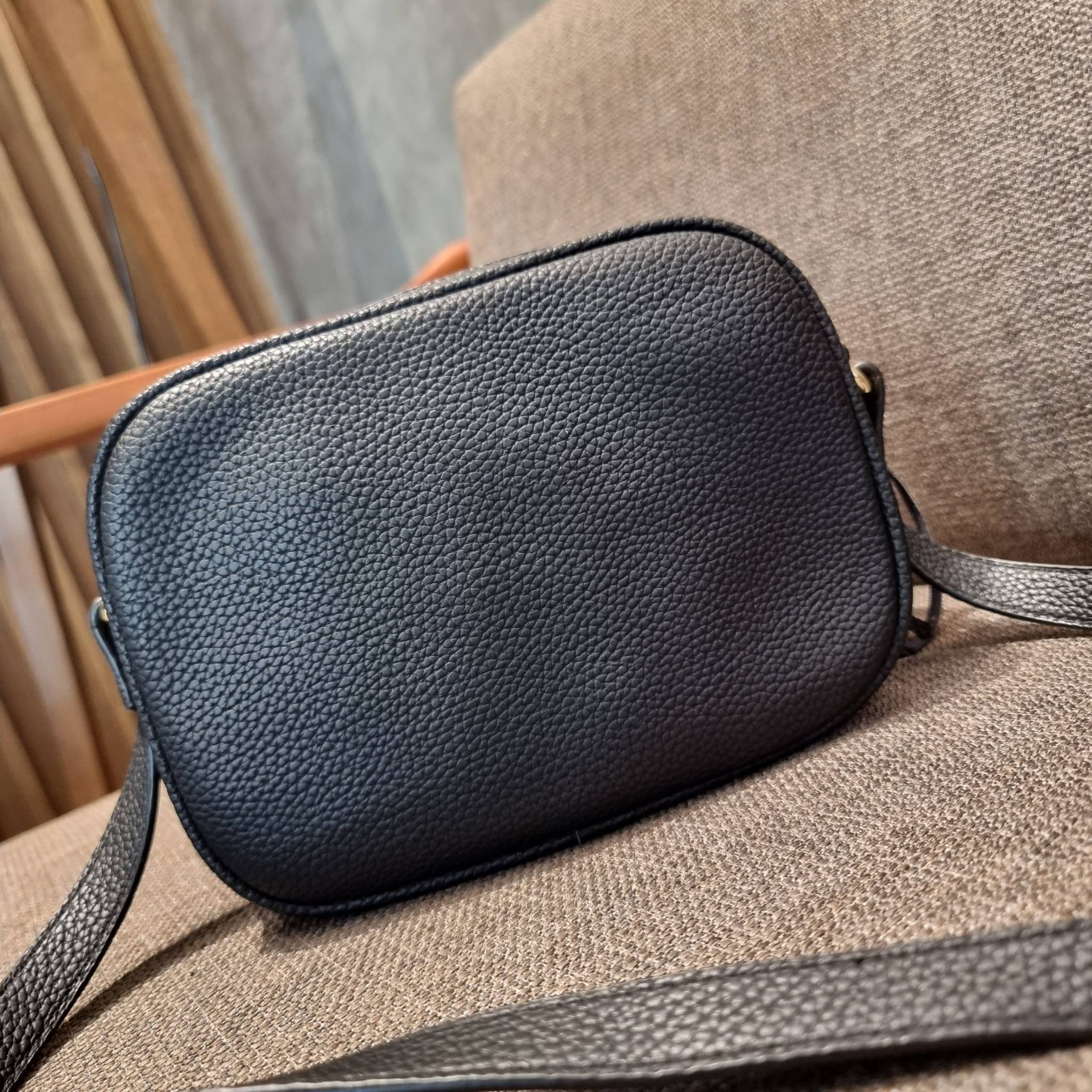 GUCCI Soho Disco Bag in Black Leather Hot item!! รุ่นหายาก ยอดฮิต GC soho crossbody bag กระเป๋าสะพายข้าง พรีเมี่ยมกิ๊ฟจาก dutyfree ที่สาวๆตามหา ด้วยดีไซน์และรูปทรงคลาสสิค ทำให้ใช้งานง่าย ตอบโจทย์ทุกลุค วัสดุหนัง pepble มีเอกลักษณ์ที่พู่หนัง สีเข้ากันกับตั