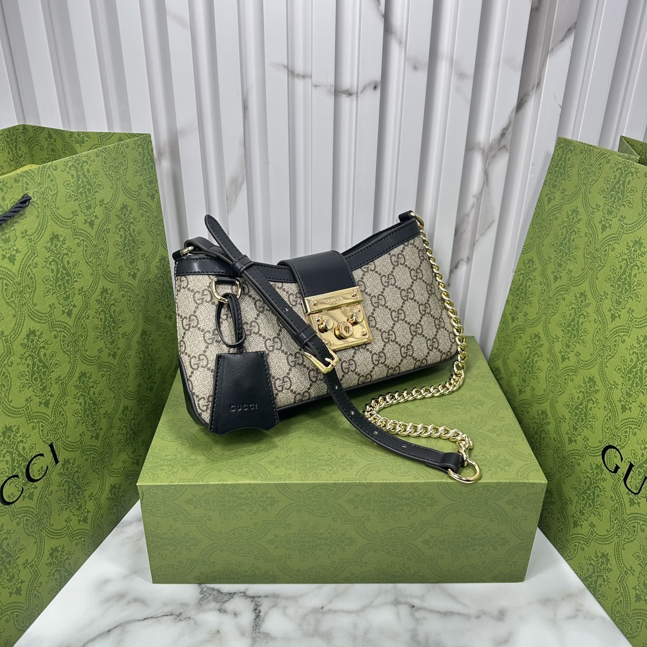 ORI หนังแท้ | GUCCI Padlock Small Shoulder Bag กระเป๋าสะพายทรงสวยวินเทจดีไซน์ไม่ซ้ำใคร หรูล้ำผู้ดี หนังแคนวาสพิมพ์ลายคมชัด ปากกระเป๋ามีแถบหนังคาดและอะไหล่กดล็อค