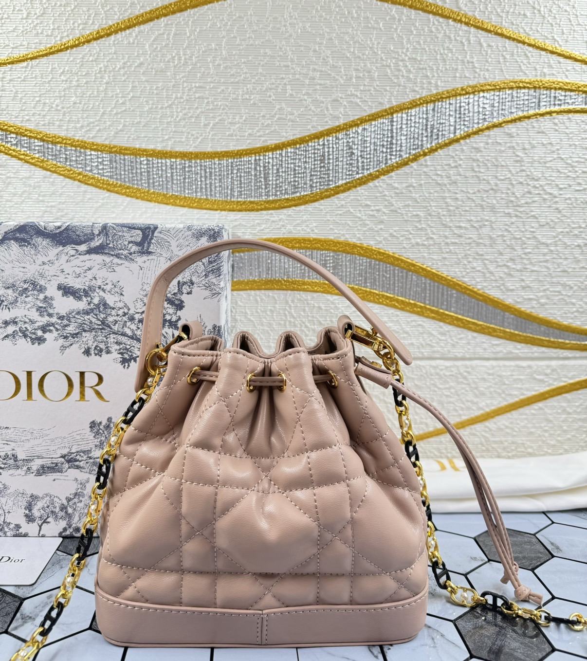 DIOR Small Dior Jolie Bucket Bag กระเป๋าทรงถังรูปทรงทันสมัย สง่างามเหนือกาลเวลา เกรดท็อปออริ สลับแท้ 1:1