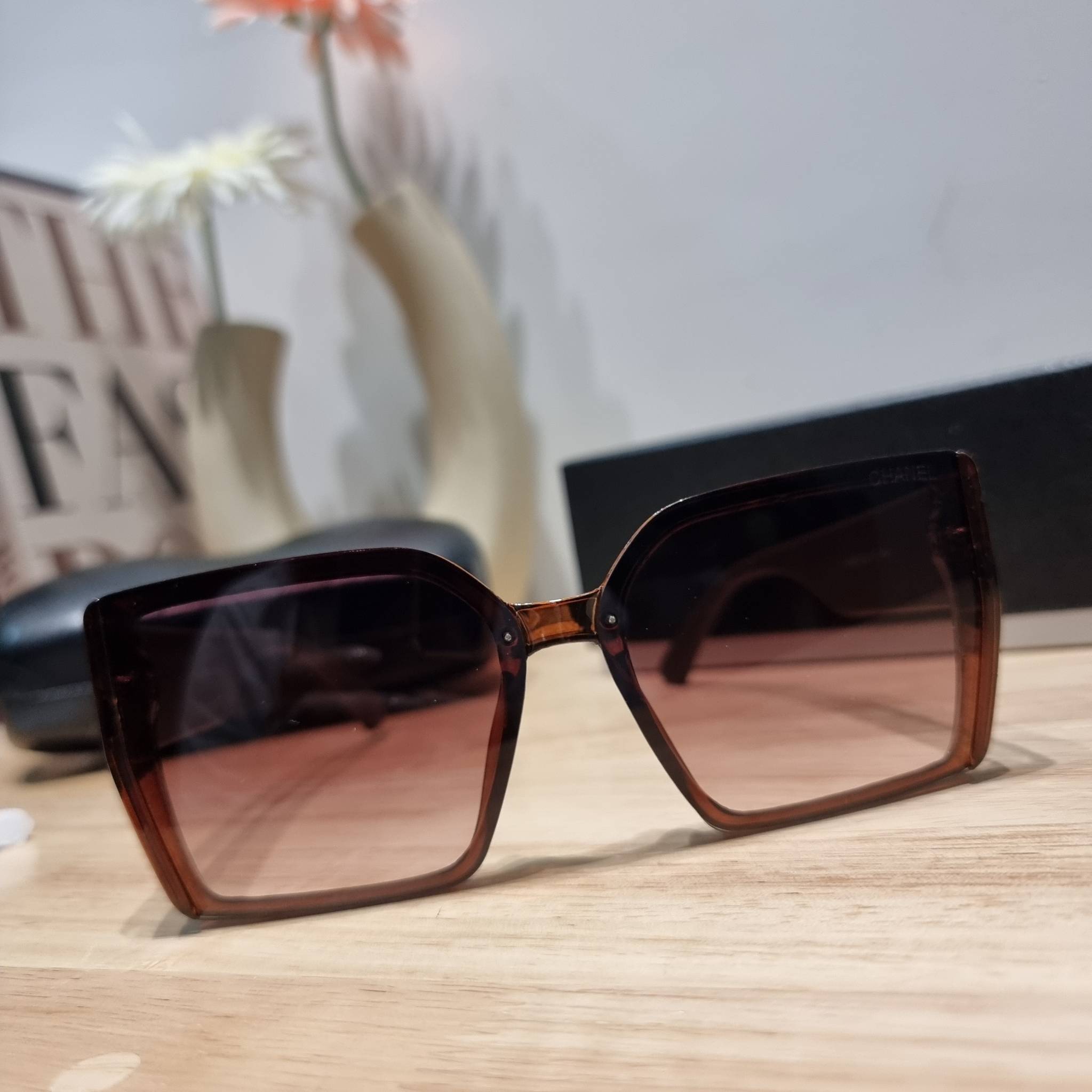 Chanel Sunglasses UV protection gift Box set สุดคุ้ม มาพร้อมอุปกรณ์ครบเซ็ท ดีไซน์ชิคมากแม่!! รับรองไม่ซ้ำใคร ใส่เสริมโหงวเฮ้ง ดูผู้ดี มีพกติดตัวไว้ไม่ตกเทรนด์ ใช้ได้ทุกโอกาส