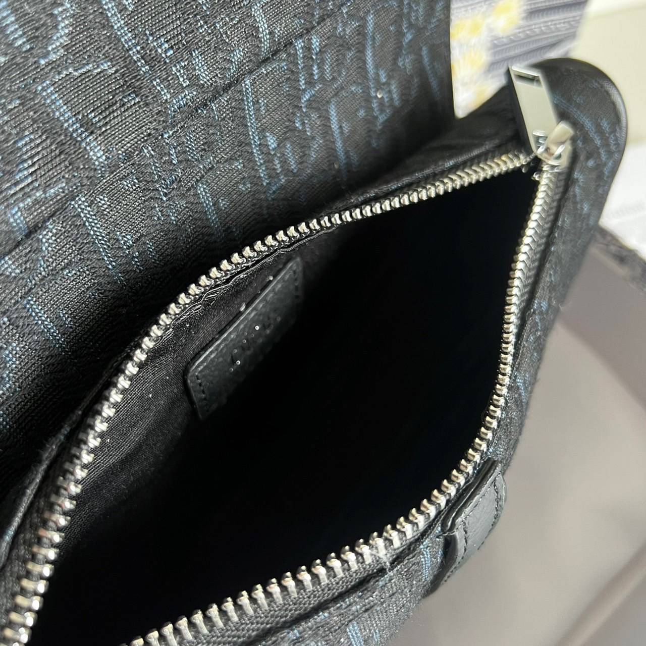 หนังแท้ DIOR SADDLE BELT BAG รุ่นสุดฮิต สามารถคาดอกสะพายข้างหรือคาดเอวก็ได้สามารถใช่งานได้ทั้งชาย/หญิง งานสวยมากพร้อมอุปกรณ์ครบชุด เกรดออริงานเทียบเท่าของแท้เลย กระเป๋ารุ่นยอดนิยมตามแบบฉบับแบรนด์ พร้อมส่งที่ไทย เกรดออริจินอลผ้าแจ๊คการ์ดและหนังแท้ ภาพสินค้