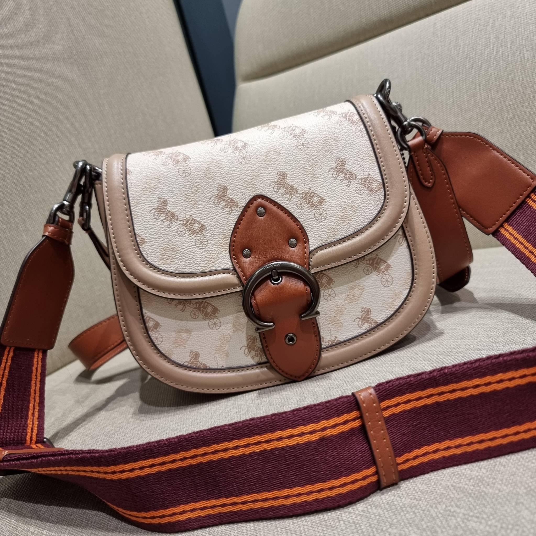 COACH C0745 BEAT SADDLE BAG WITH HORSE AND CARRIAGE PRINT The best item! ที่สาวๆรอคอย! ฮอตไฟลุก! สีหายาก ละมุนคุณหนู คอลเลคชั่นใหม่ ดีไซน์หรูหรา พิเศษมากๆมาพร้อมสายสะพาย 2 เส้น ใช้คู่กันหรือแยกสะพายก็สวยครบสูตร กระเป๋าสะพายทรง saddle คลาสสิค เปิด-ปิดด้วยก