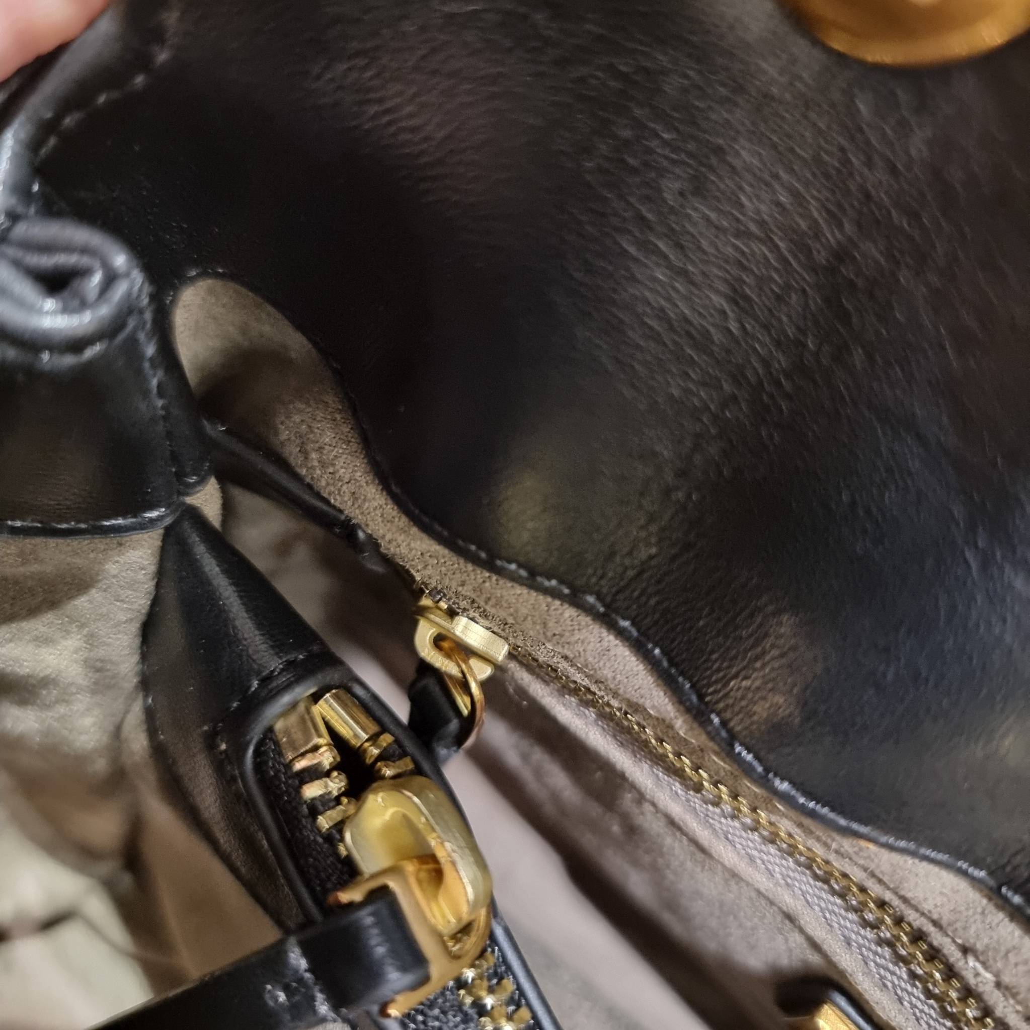 TORY BURCH KIRA QUILTED SMALL SATCHEL มาแล้วด่วนๆ!! กับคอลที่ปังไม่ไหว พร้อมเสิร์ฟสีคลาสสิค กระเป๋าถือ/สะพาย ทรงสวย สะพายคล่องตัว หนังแท้ ดีไซน์บุนวม เส้นคมสวยหรู วัสดุหนังแกะ สัมผัสดีงาม นิ่มมือ เปิด-ปิดด้วยอะไหล่บิดล็อค ภายในเป็นช่องโล่ง มีช่องซิป ใส่ขอ